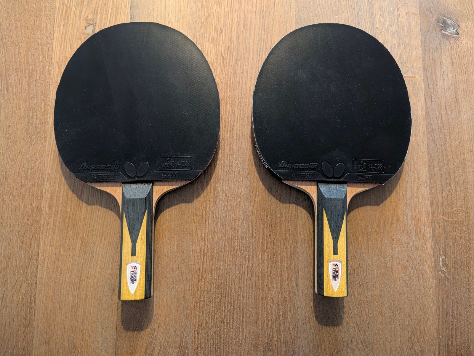 Twee tafeltennisbatjes - S&T Banana met Butterfly Dignics 05, Ophalen of Verzenden, Zo goed als nieuw, Net, Batje(s) of Balletje(s)