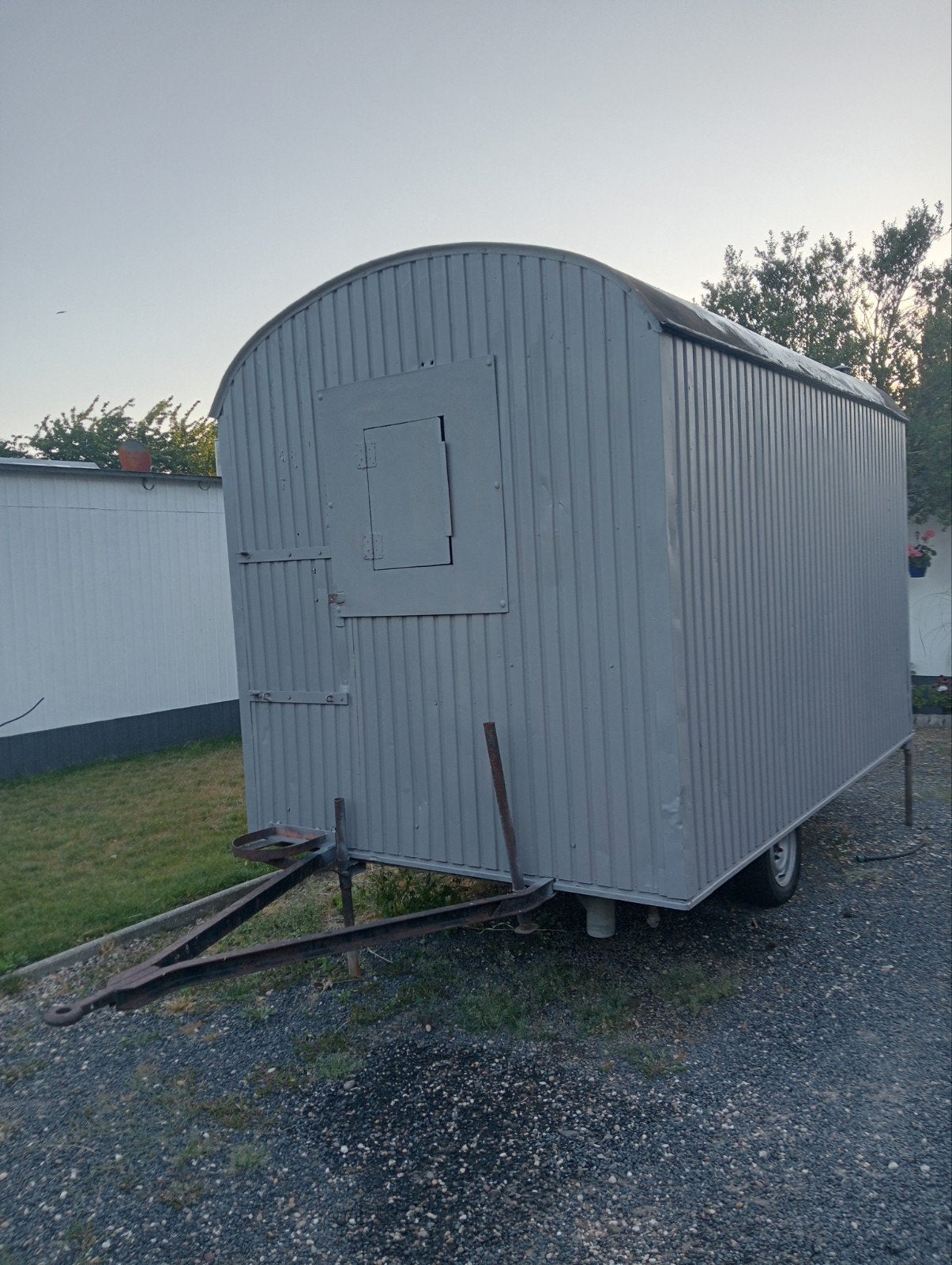 Schaftwagen / Bouwkeet met toilet en verwarming, Ophalen