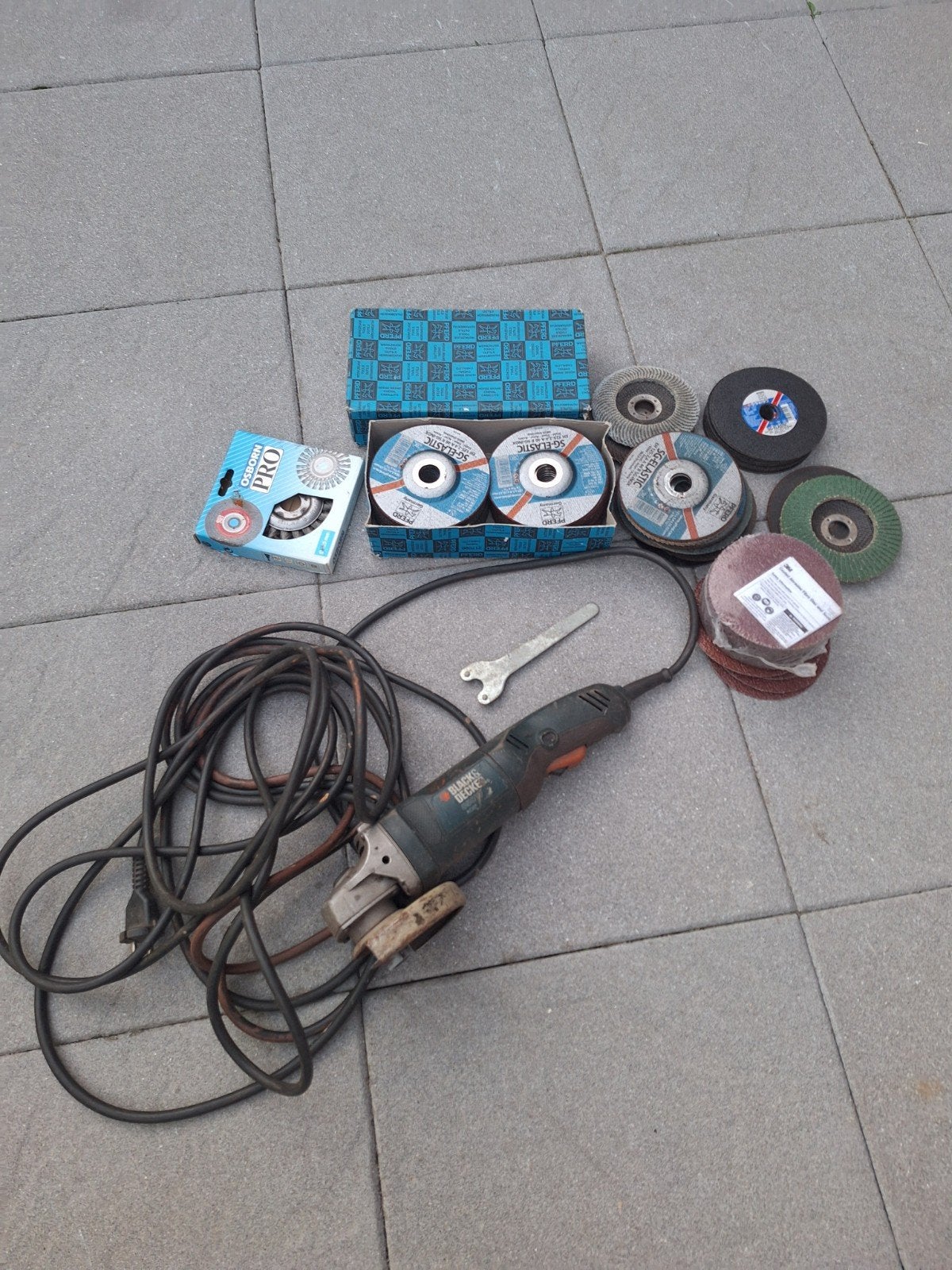 Black & Decker haakse slijper met meer dan 80 slijpschijven, Ophalen, Gebruikt, 700 tot 1000 watt, Haakse handslijpmachine