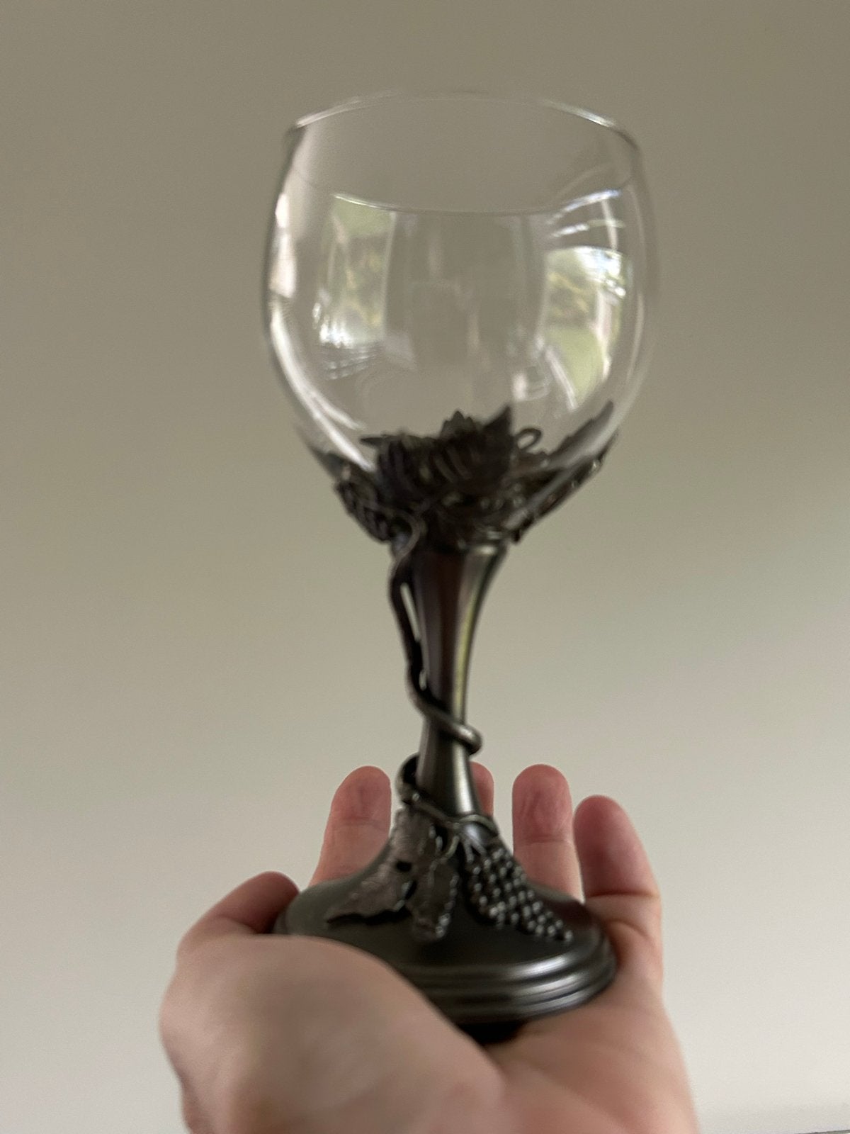 Elegante wijnglas met tinnen druivenranken - 94% tin, Antiek en Kunst, Ophalen of Verzenden