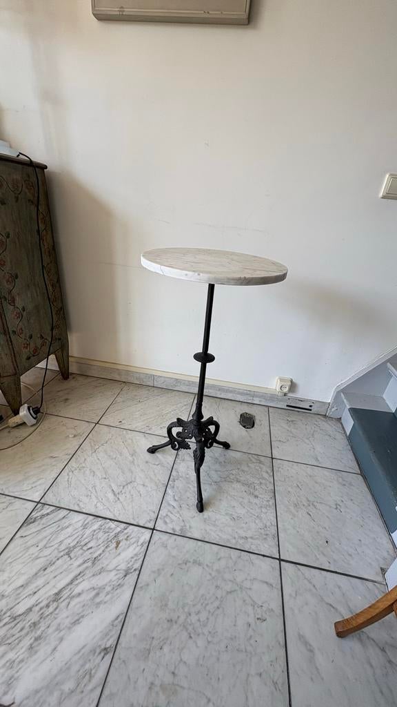 Antieke bijzettafel met marmeren blad en gietijzeren voet, Ophalen, Overige materialen, Minder dan 55 cm, Gebruikt