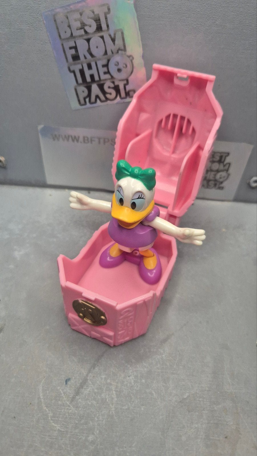 Happy Meal item - Katrien Duck in roze kistje  eurodisney, Ophalen of Verzenden