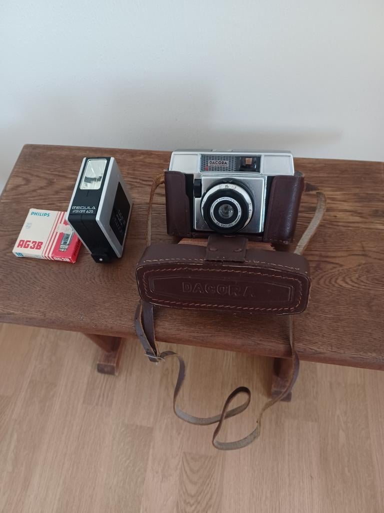 Vintage Dacora camera met flitser en leren tasje, Audio, Tv en Foto, Fotocamera's Analoog, Ophalen of Verzenden, Gebruikt, Compact