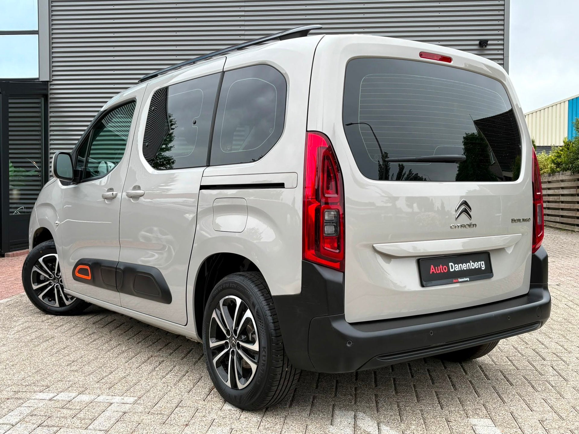 Citroen Berlingo 1.2 PureTech Shine XTR! WEINIG KM ! GARANTI, Auto's, Voorwielaandrijving, Stof, Zwart, Origineel Nederlands