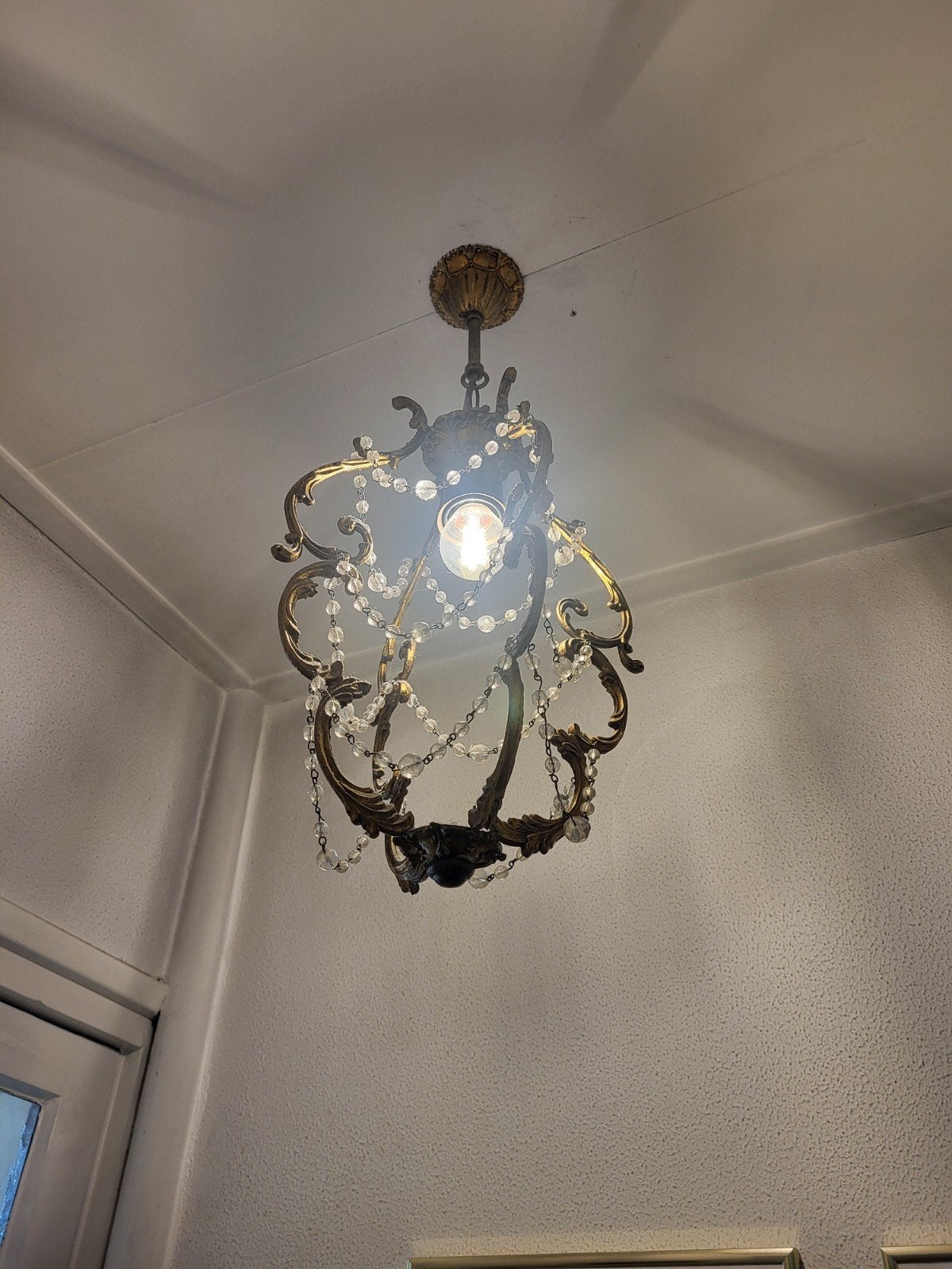 Lief klein Frans kroonluchtertje van messing en glaskralen, Ophalen of Verzenden