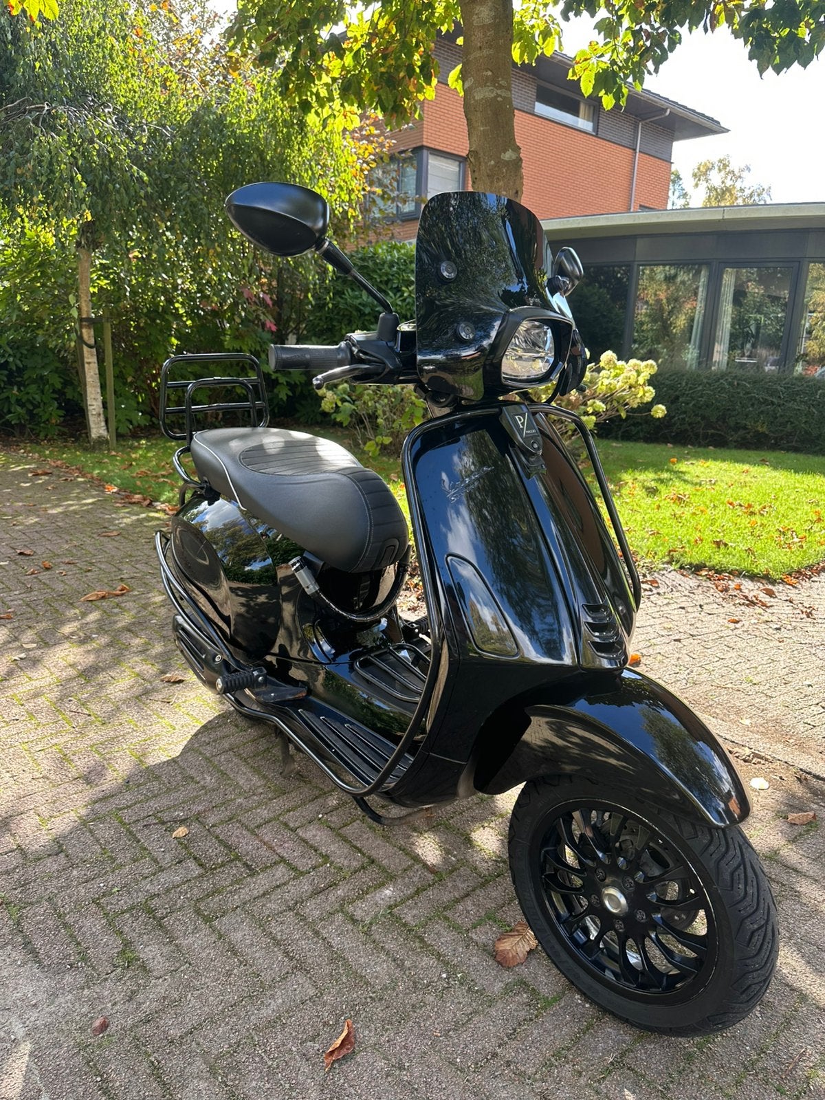 Glanszwarte Vespa Sprint + Extras, Ophalen, Zo goed als nieuw, Benzine, Overige modellen