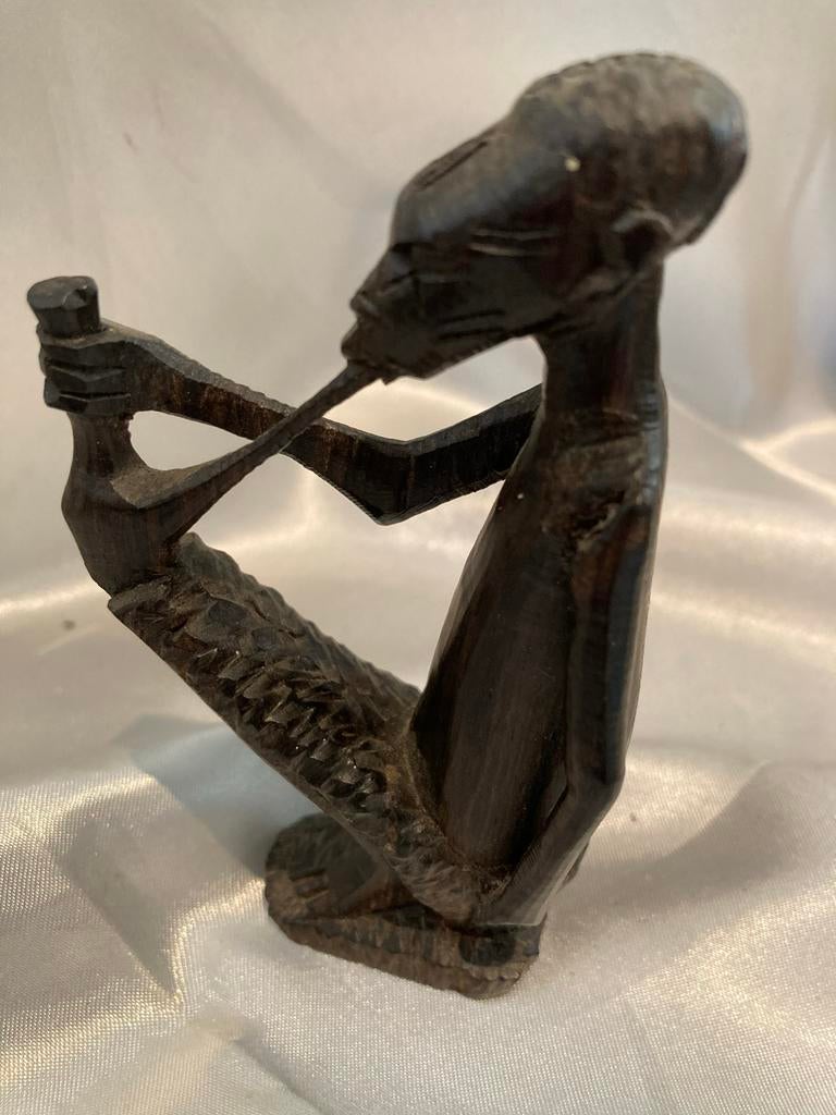 Ebbenhouten Fluitspeler - Makonde Volk Tanzania, Antiek en Kunst, Kunst | Beelden en Houtsnijwerken, Minder dan 20 cm, Ophalen of Verzenden