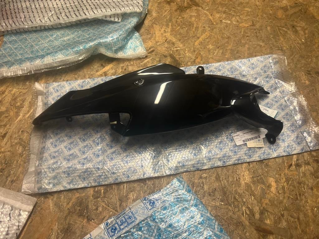 NOS piaggio nrg achterkap rechts achter kap zwart, Motoren, Tuning en Styling, Ophalen of Verzenden