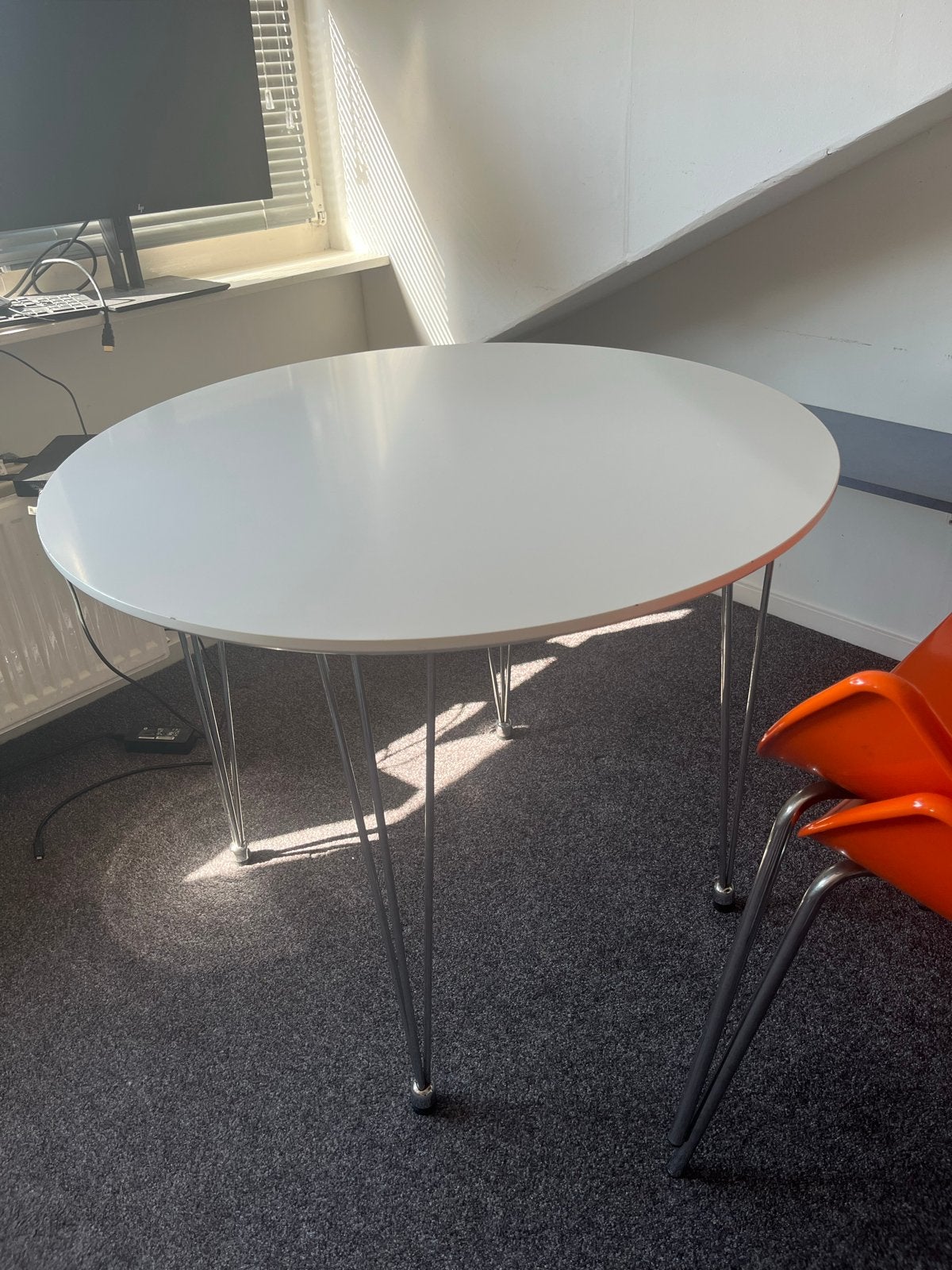 Ronde eettafel Jysk 90 cm - Lichte beschadiging, Huis en Inrichting, Ophalen, Overige materialen, Gebruikt, Rond