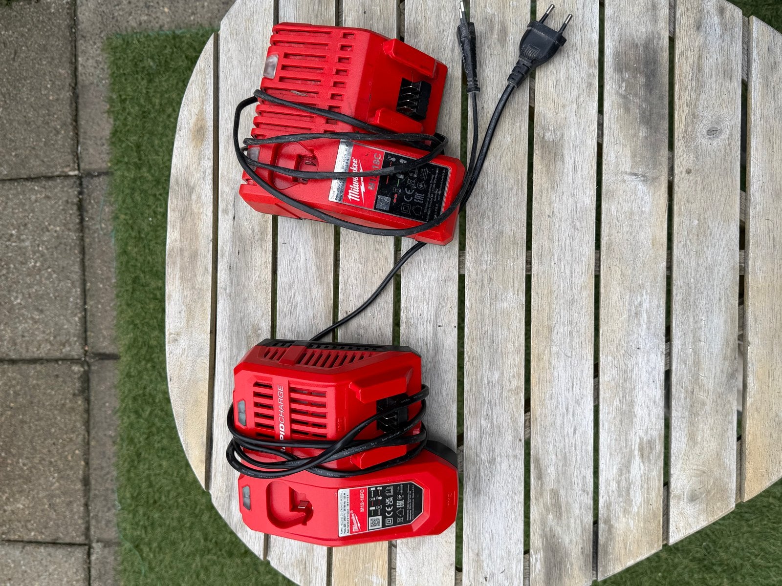 Milwaukee M12 Opladers en LED Lamp, Ophalen of Verzenden, Gebruikt