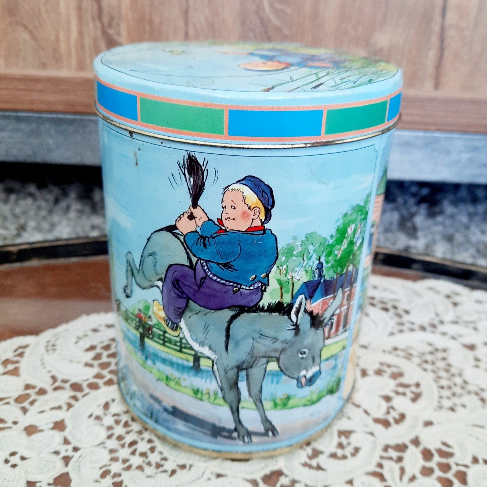 Hellema, koekblik met illustraties van Dik Trom, Ophalen of Verzenden, Zo goed als nieuw, Koek(jes)
