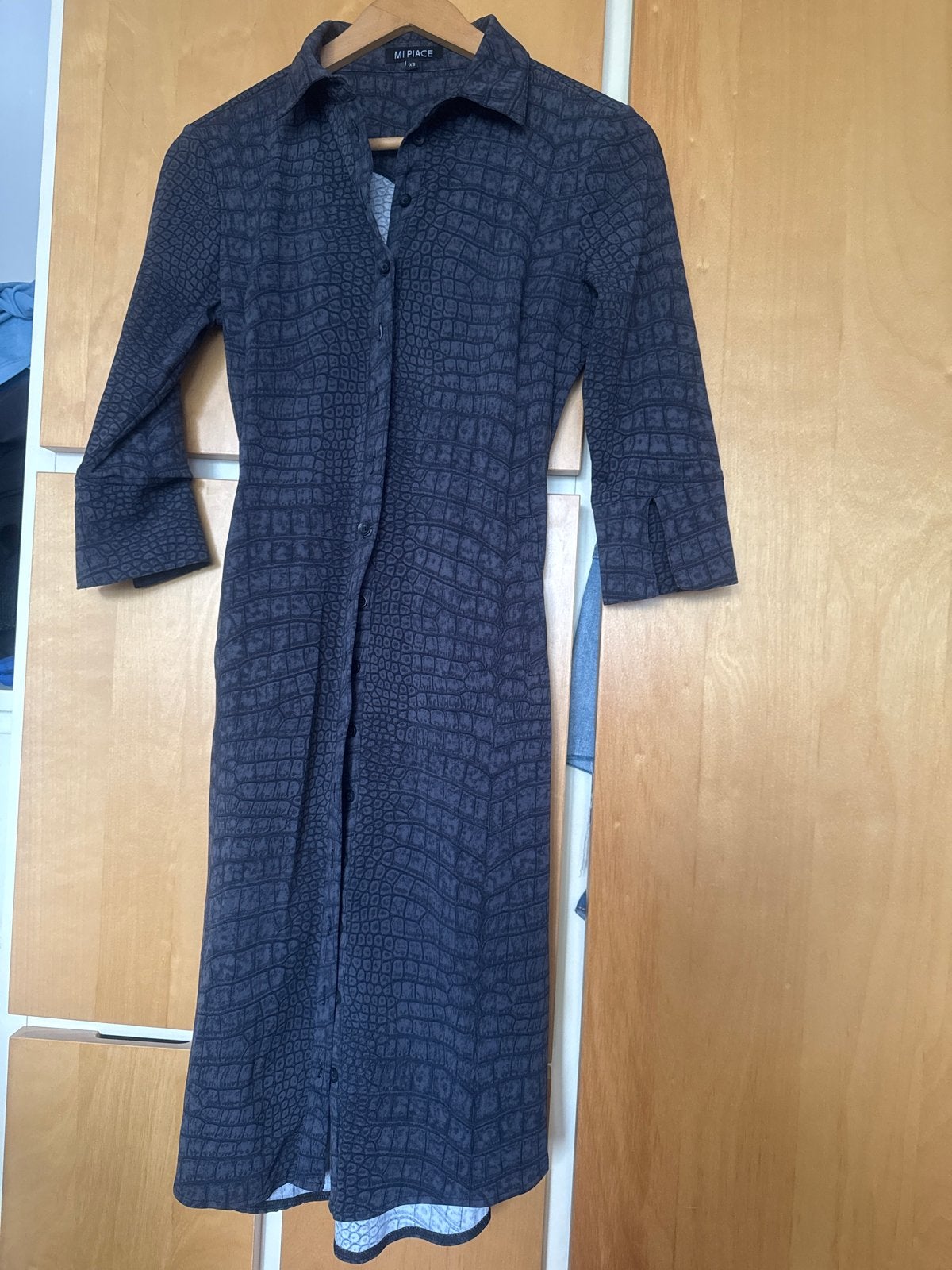Mi Piace jurk met krokodillenprint - Maat XS, Kleding | Dames, Ophalen, Zo goed als nieuw, Maat 34 (XS) of kleiner, Grijs