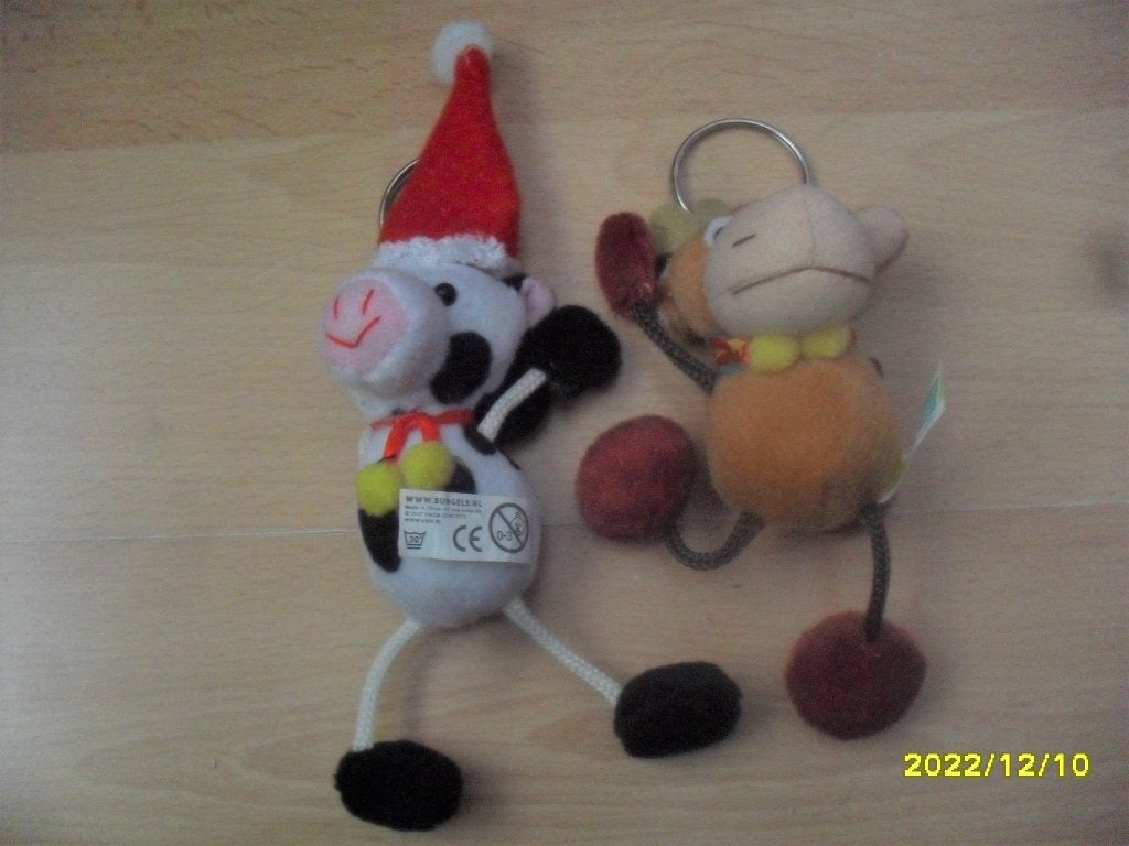 NOOIT gebruikte, ZELDZAME KERST-sleutelhangers, Koe en Eland, Ophalen of Verzenden, Nieuw, Knuffel of Figuurtje