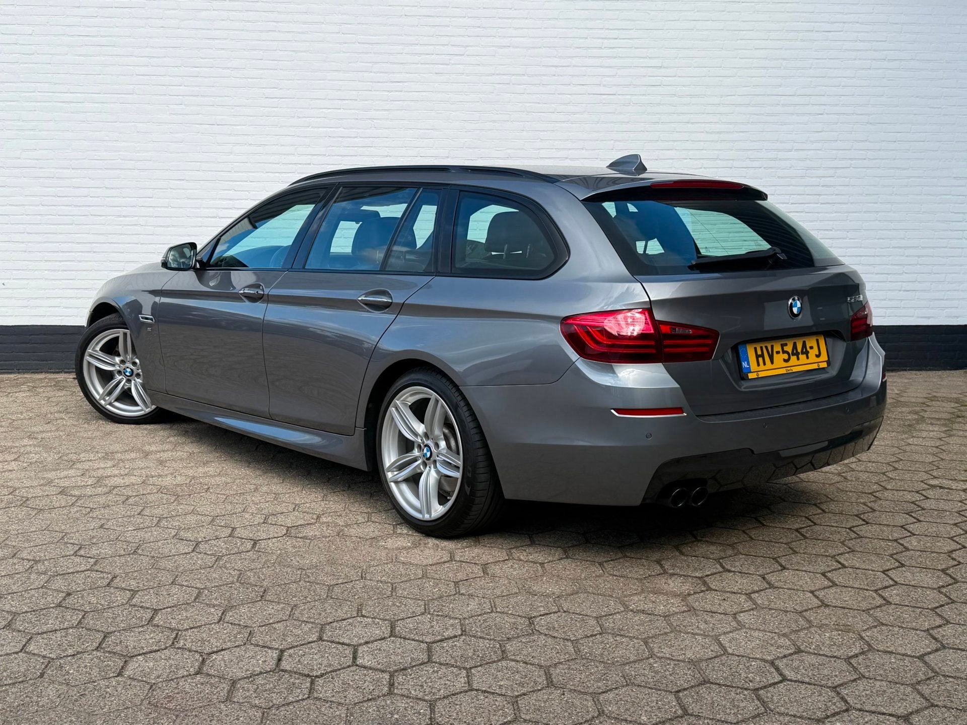 BMW 5-serie Touring 520i High Exe. M-Sport l PANO l TREKHAAK, Automaat, Gebruikt, 4 cilinders, 2000 kg