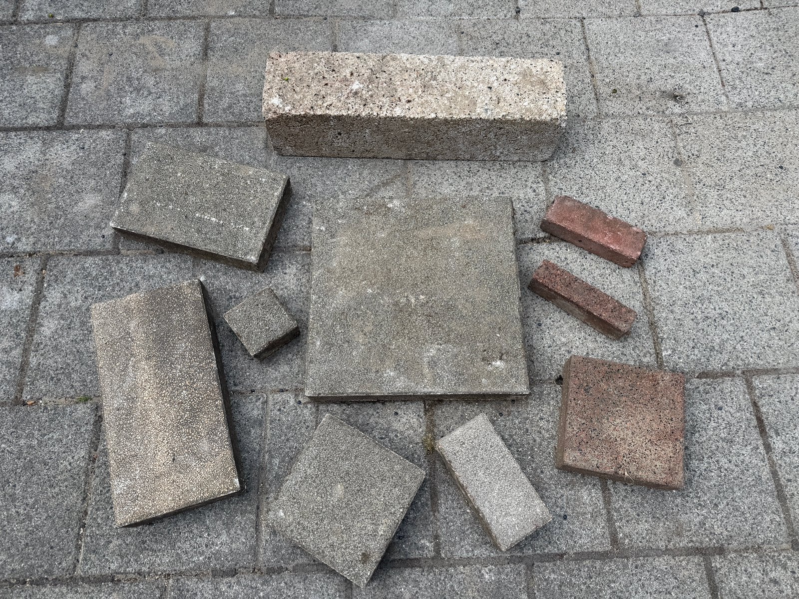 Gratis: 24m2 tuintegels / bestrating en 27m betonbanden, Ophalen, Gebruikt, 10 m² of meer, Beton