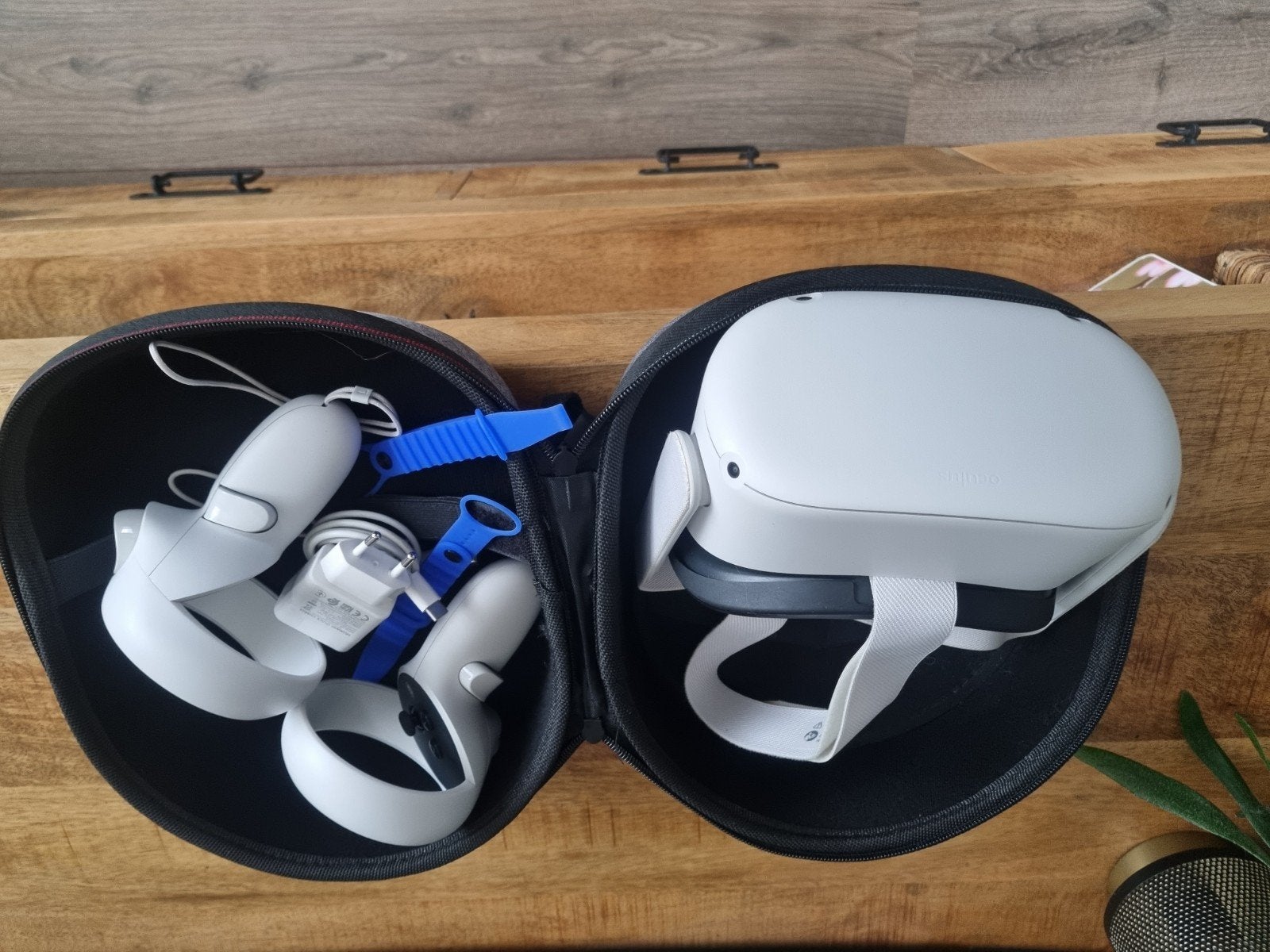 Meta Quest 2 VR-bril met controllers en opbergcase, Ophalen, Zo goed als nieuw, VR-bril, Overige platformen