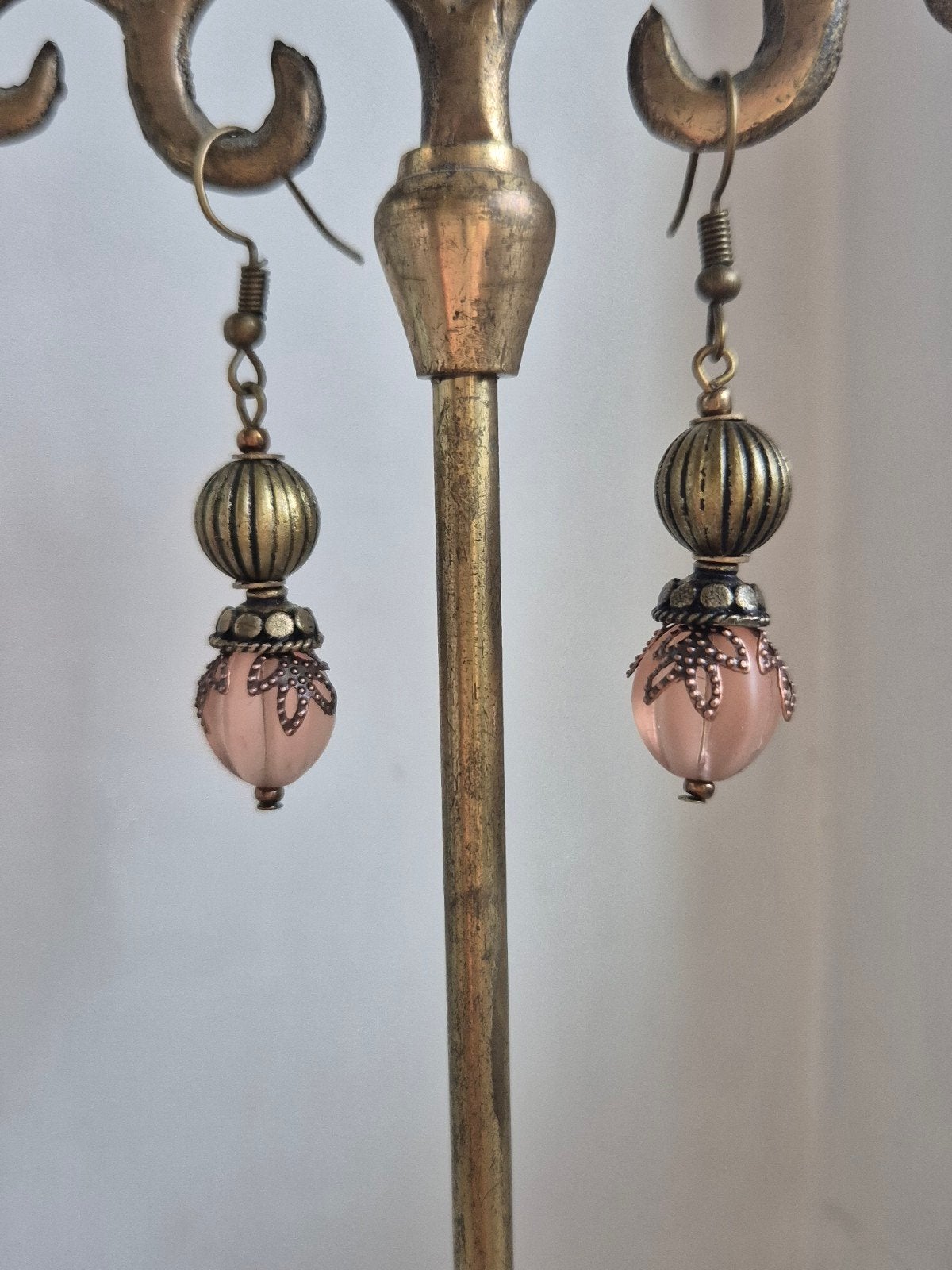 Mooie oorbellen hangers van glazen kralen zalmkleurig, Sieraden, Tassen en Uiterlijk, Oorbellen, Overige materialen, Hangers, Nieuw