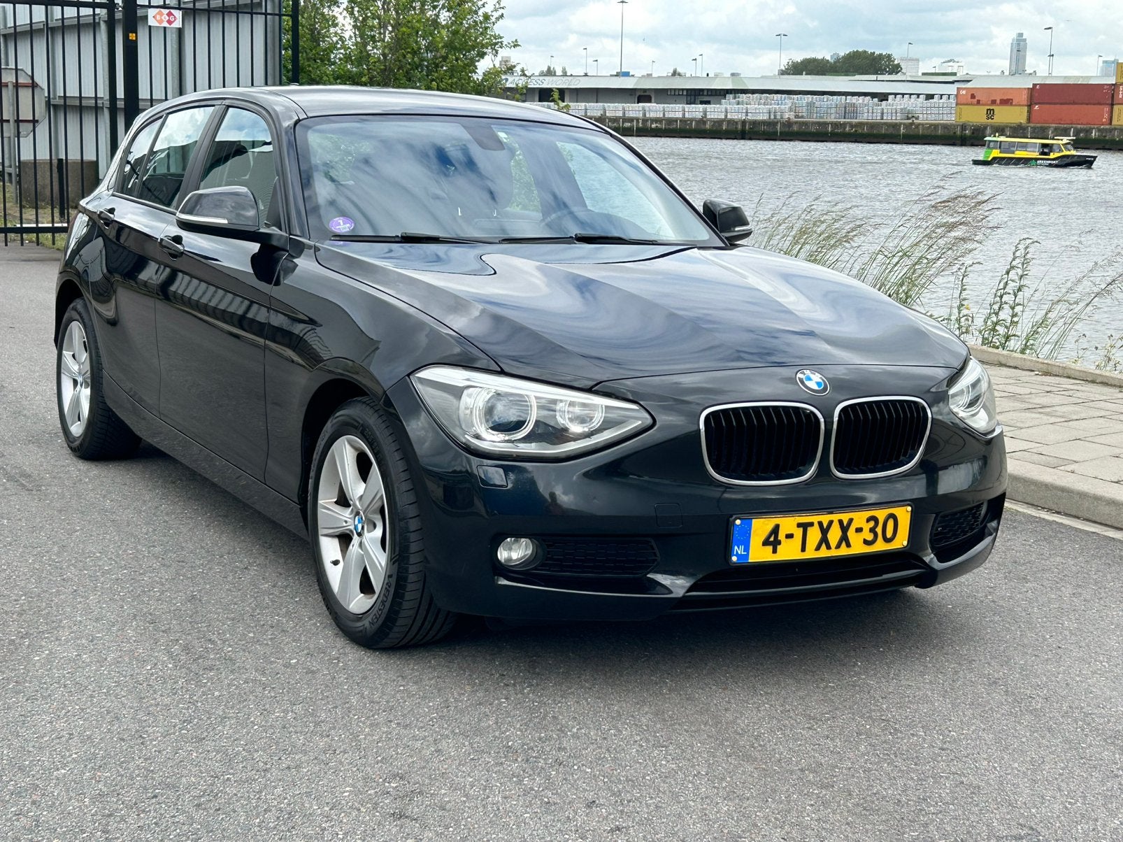 BMW 1-Serie 116i 136PK AUT NAVI PDC ECC LED, Auto's, Dealer onderhouden, 4 cilinders, Zwart, Origineel Nederlands
