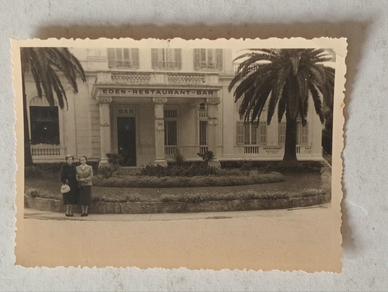 Gebouw met palmbomen Frankrijk jaren 50, Ophalen of Verzenden, 1940 tot 1960, Gebruikt, Overige onderwerpen