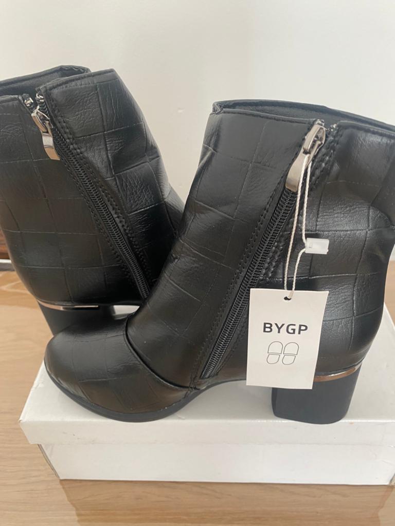 Dames lars, Ophalen of Verzenden, Zo goed als nieuw, Zwart, Sneakers of Gympen