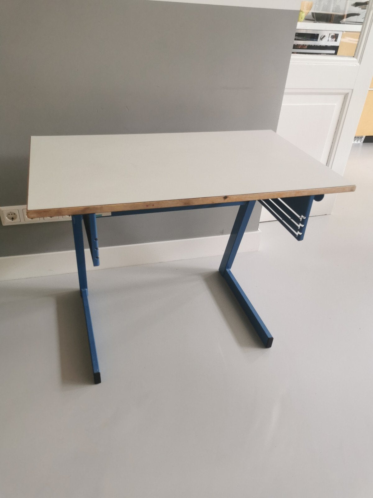 Stevig kinderbureau/tekentafel met blauw onderstel, Ophalen, Gebruikt, Metaal, 85 cm