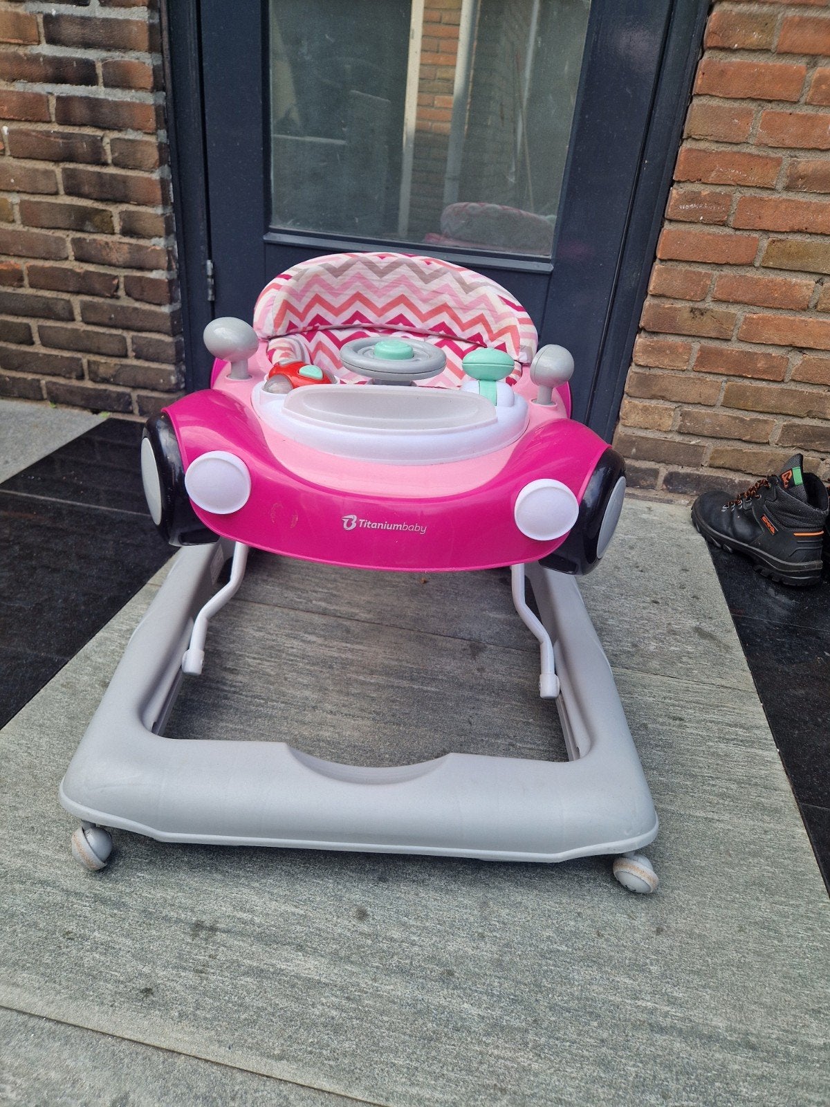 Roze loopstoel in auto-design - TitaniumBaby, Kinderen en Baby's, Ophalen