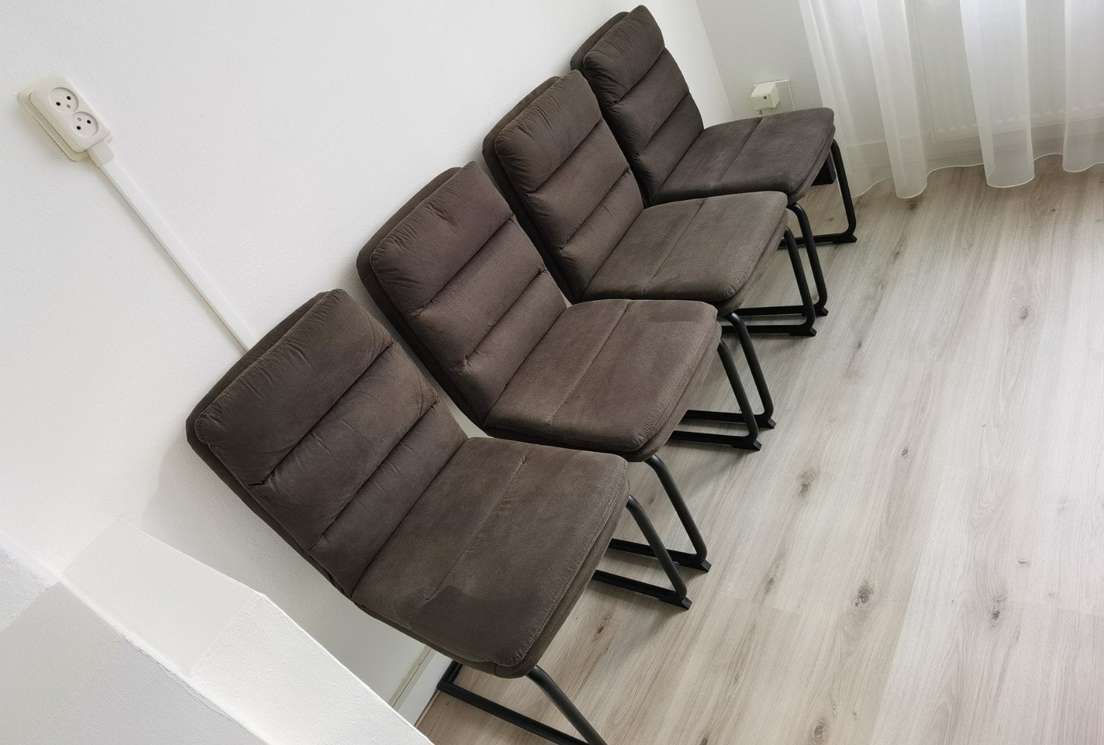 Jysk Eettafel Lintrup met 4 Eetkamerstoelen Ulstrup, 100 tot 150 cm, Vier personen, Rechthoekig, 50 tot 100 cm