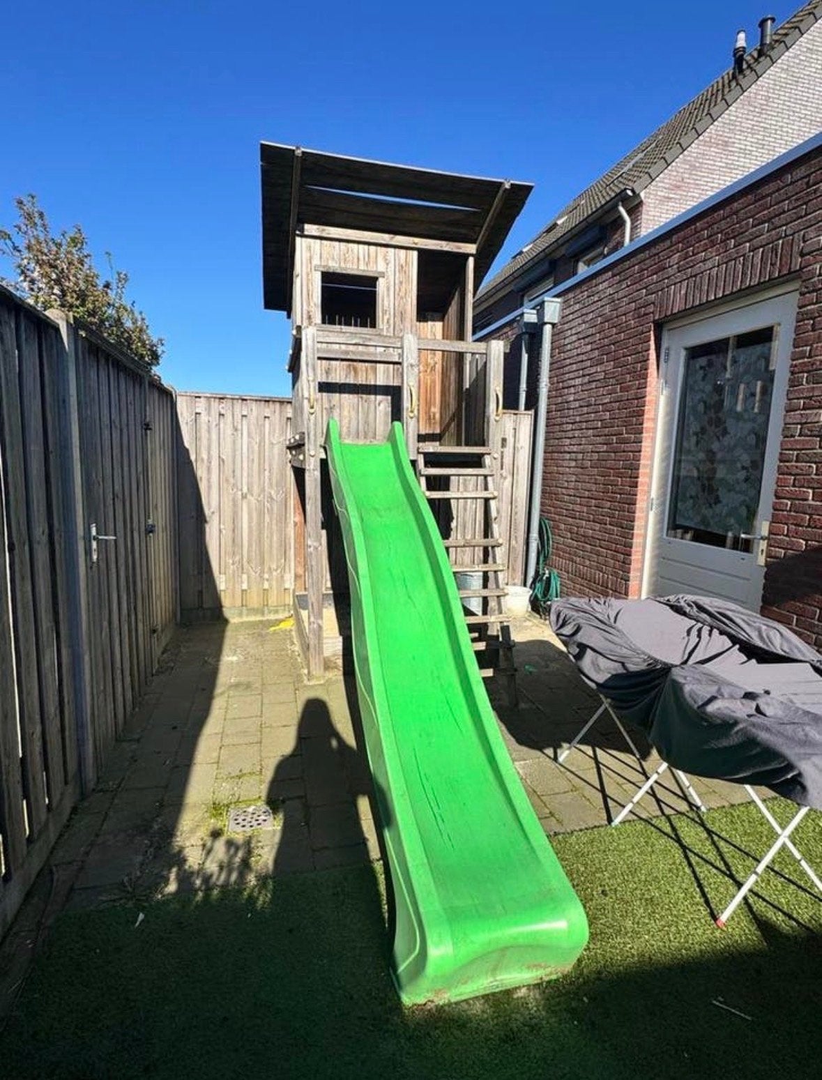 Houten speelhuisje met glijbaan en zandbak, Kinderen en Baby's, Speelgoed | Buiten | Speeltoestellen, Ophalen, Gebruikt, Glijbaan