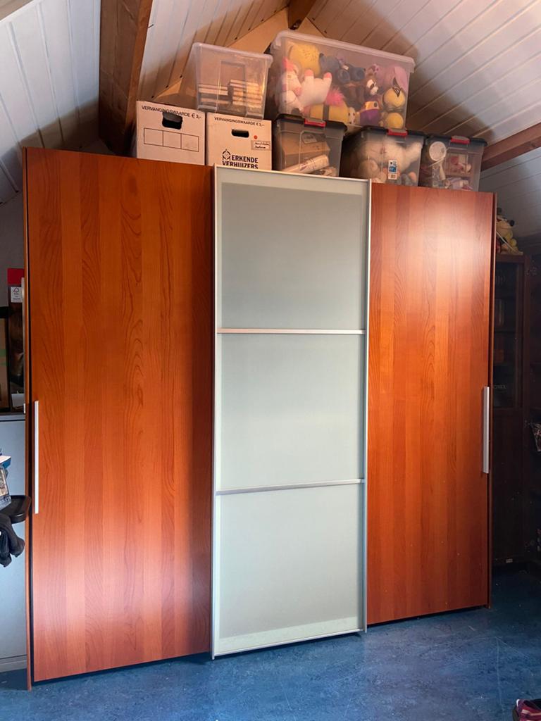 Grote kledingkast met schuifdeuren en hangruimte, Ophalen, 200 cm of meer, Zo goed als nieuw, Met deur(en)