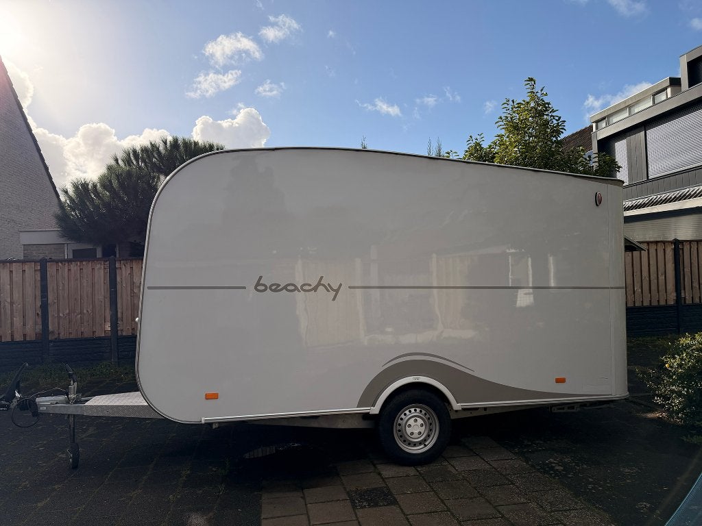 Hobby Beachy 420 uit 2022 met Unico Verona voortent, Caravans en Kamperen, Vast bed, Rondzit, Hobby, Kluisje