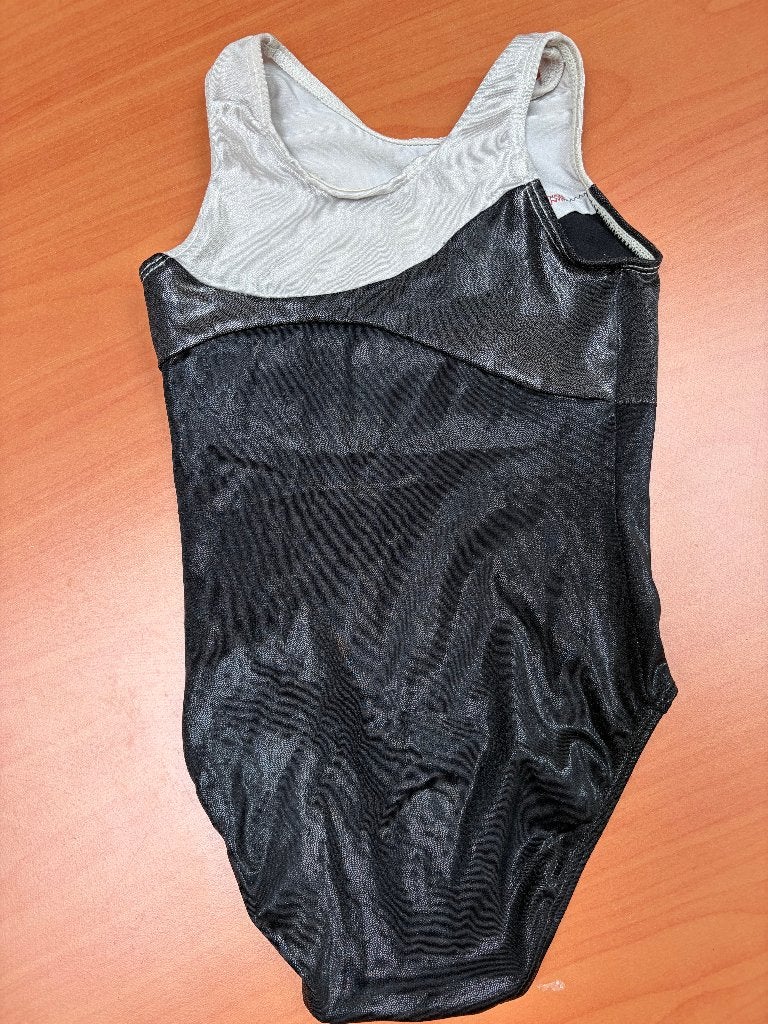 GK turnpakje zwart/zilver met rood accent – maat 6/7 jaar, Sport en Fitness, Turnen, Gebruikt, Zwart, Turnpak(je), Kindermaat 122 t/m 140