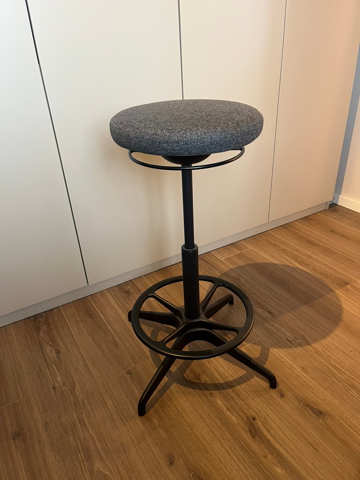IKEA Lidkullen Antraciet kruk zgan, 1 kruk, Ophalen, Zo goed als nieuw, 60 tot 90 cm