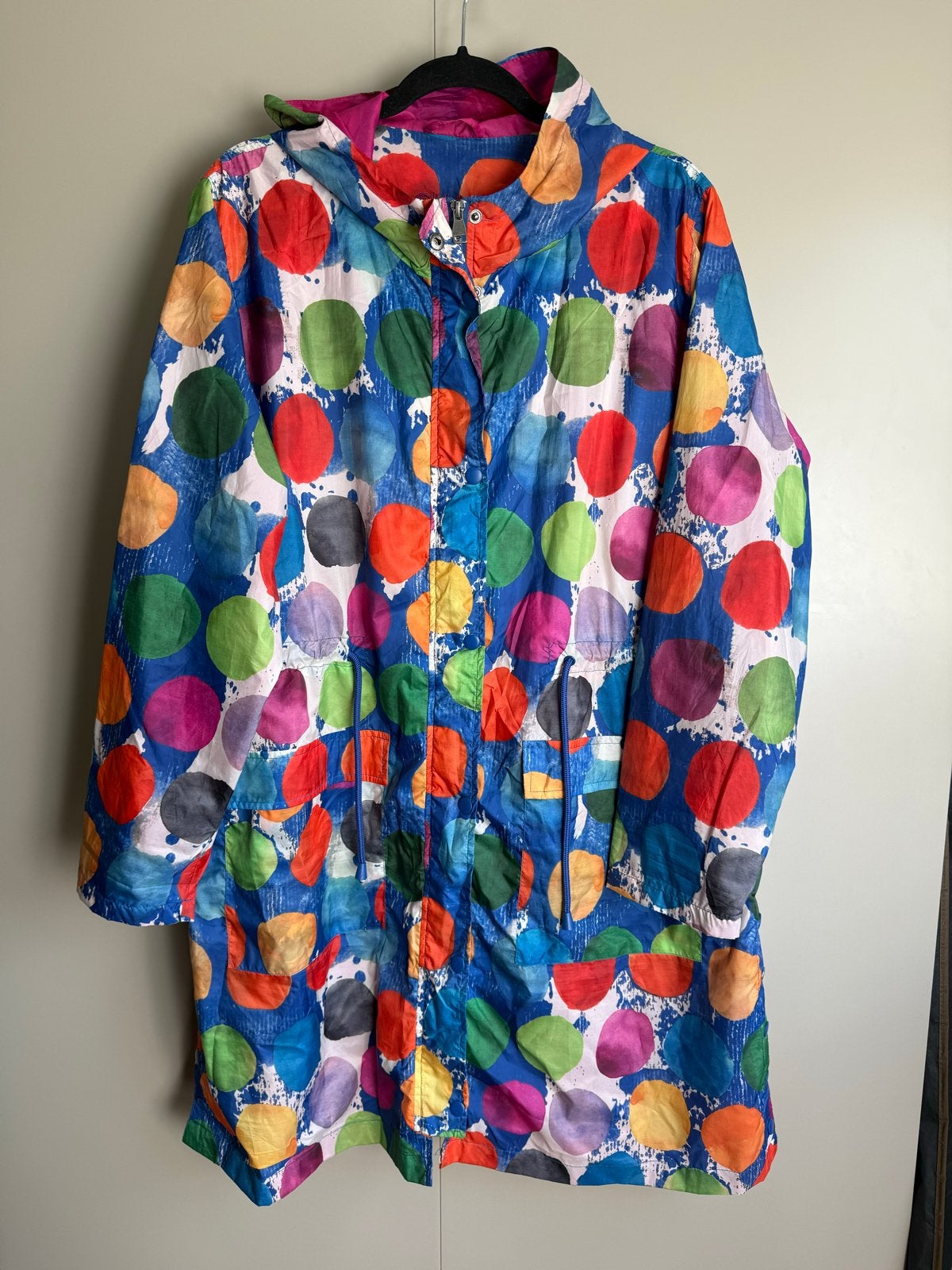 Chalou regenjas met kleurrijke stippen / vrolijk / mt 46, Kleding | Dames, Jassen | Zomer, Ophalen of Verzenden, Zo goed als nieuw