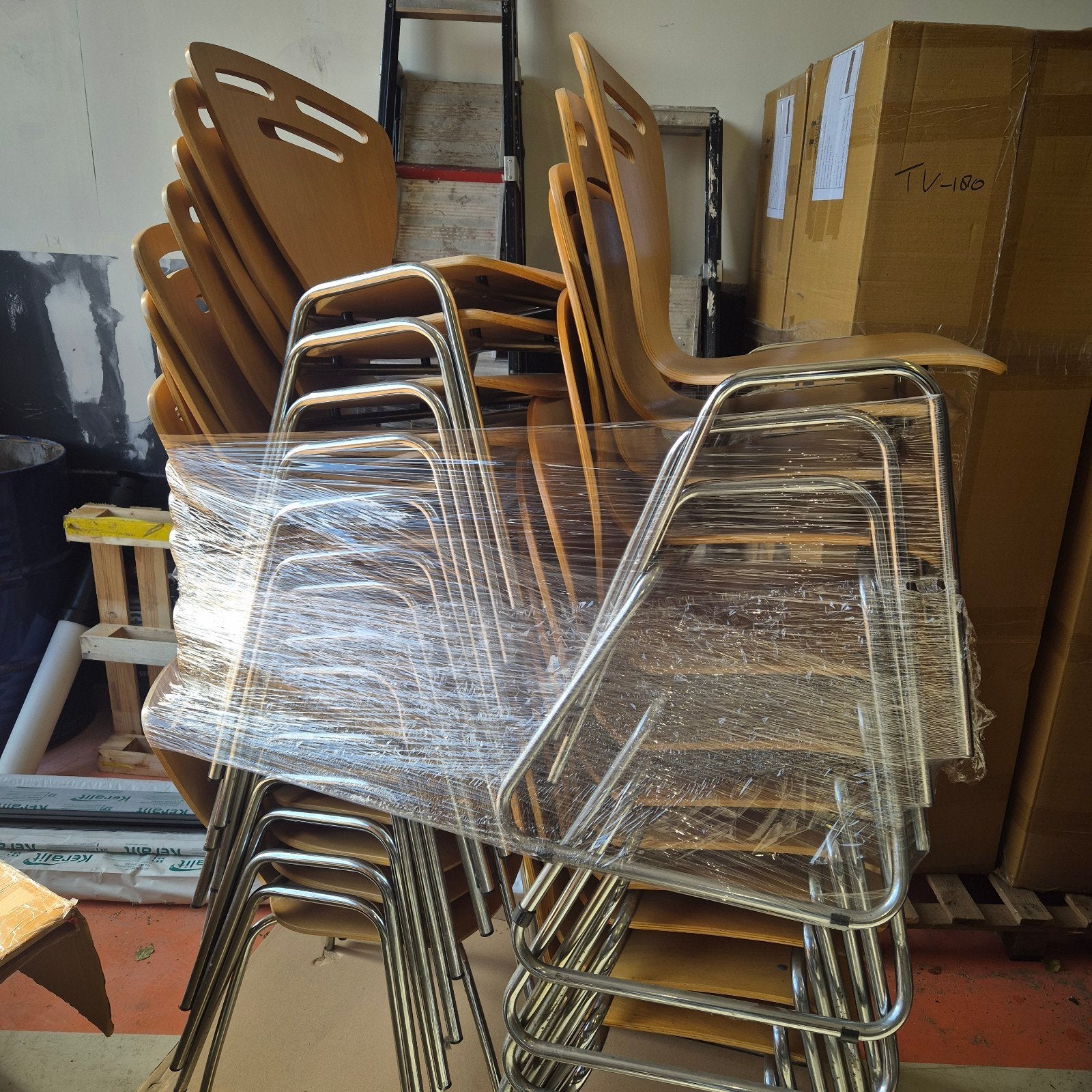 26 stapelbare stoelen - Hout en Metaal, Ophalen, Gebruikt, Overige kleuren, Modern, Functioneel