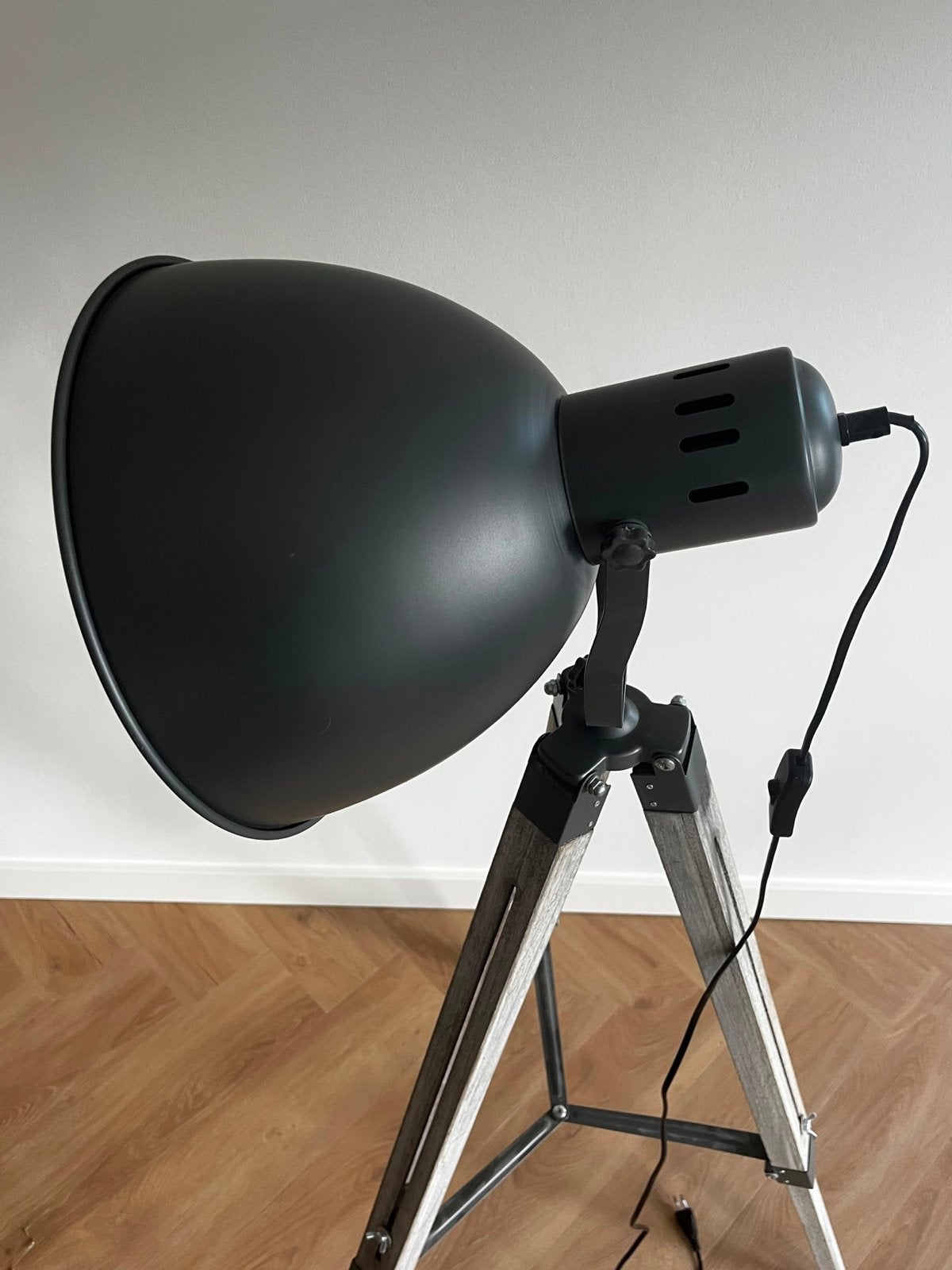 Stoere zwarte vloerlamp op houten statief, 100 tot 150 cm, Zo goed als nieuw, Hout, E27 (groot)