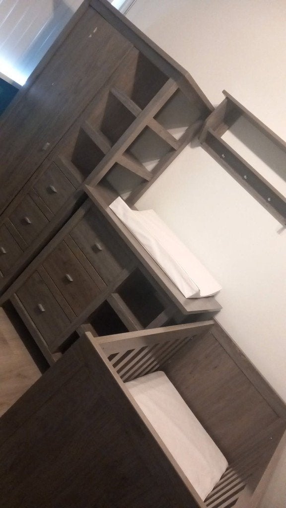 Complete babykamer grijs – ledikant, commode, kast + matras, Ophalen, Gebruikt, Jongetje of Meisje