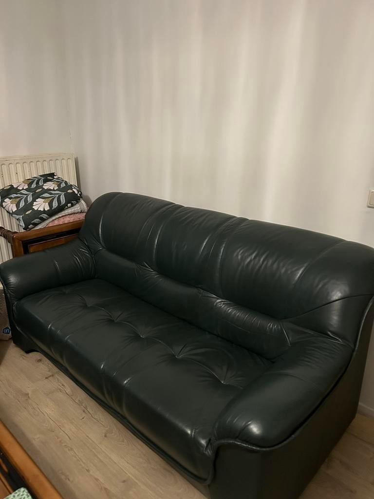 2 groene leren banken, Huis en Inrichting, Ophalen, Zo goed als nieuw, 75 tot 100 cm