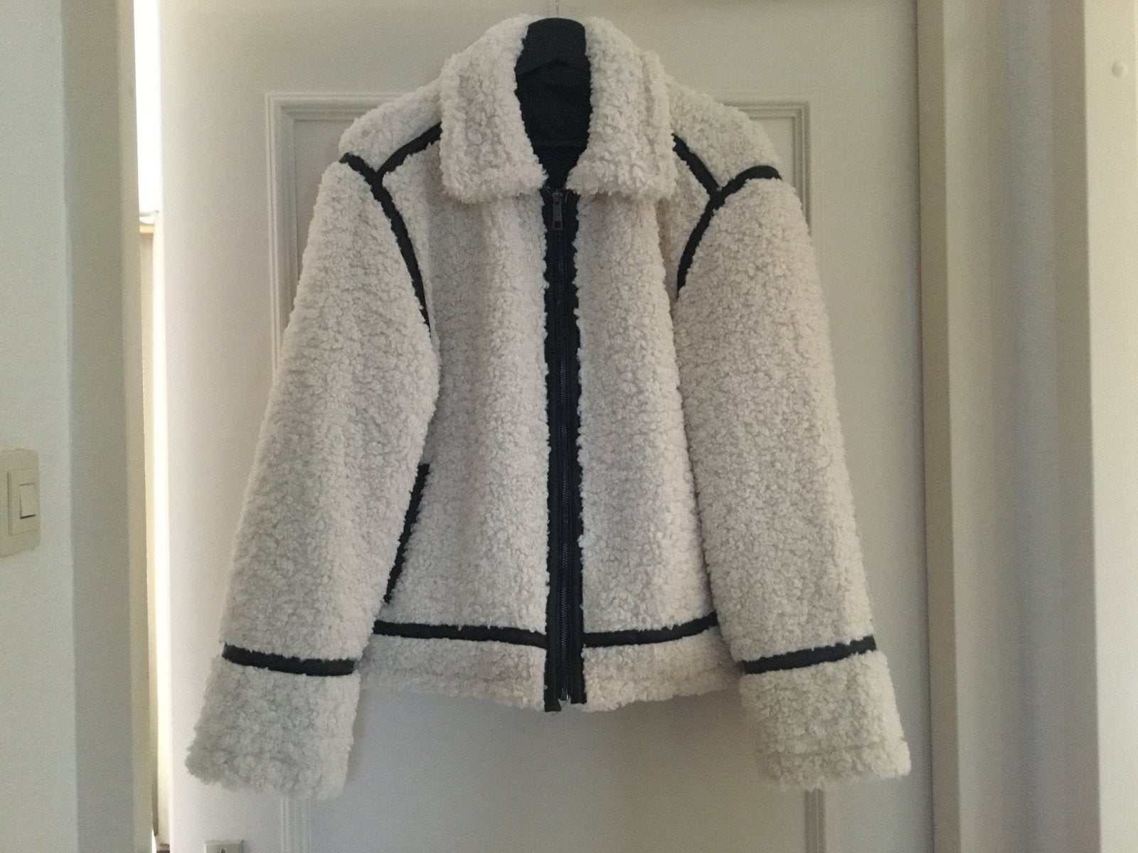 Witte teddy jas met zwarte details, Ophalen of Verzenden, Nieuw, Maat 38/40 (M), Wit