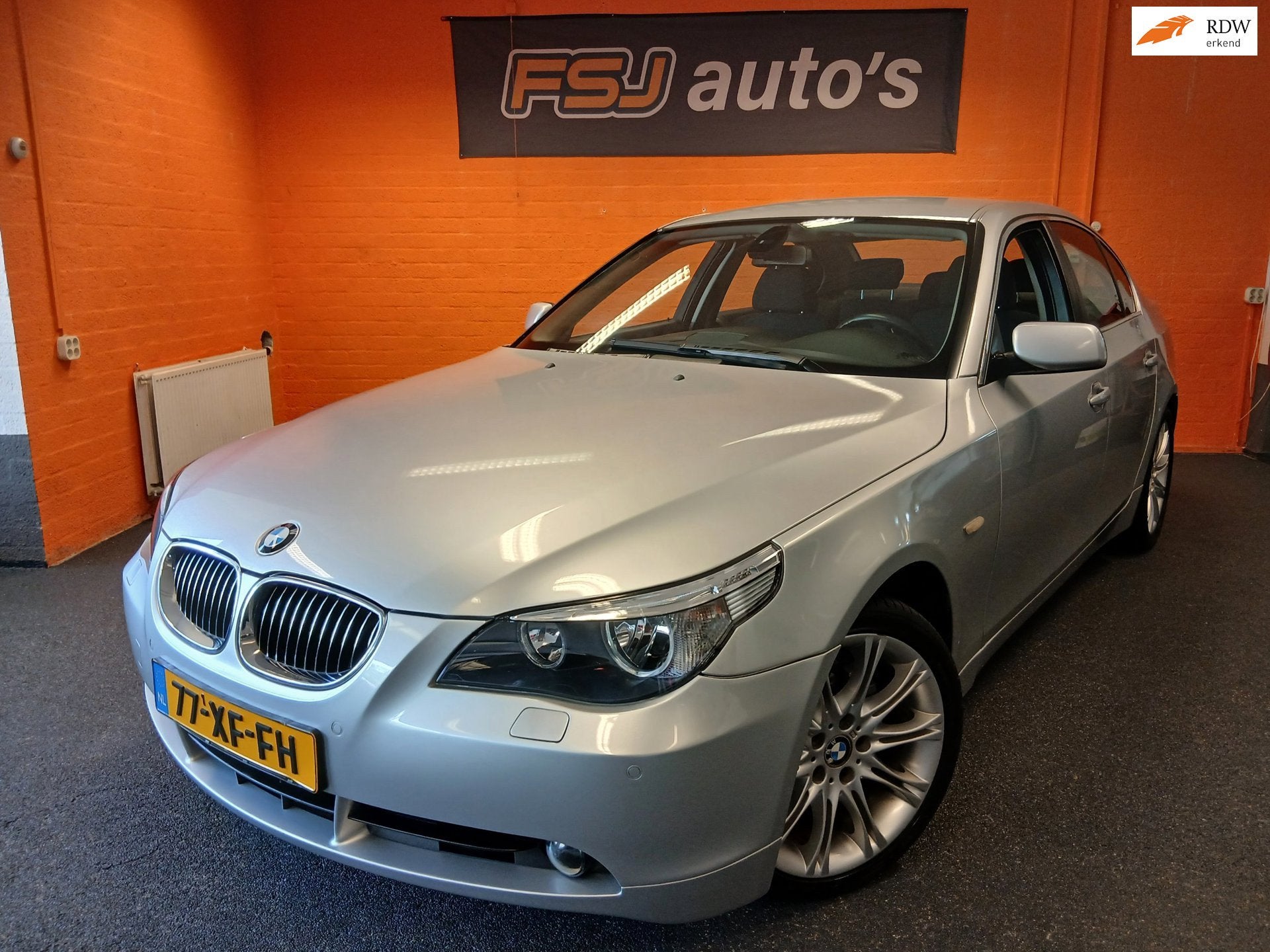 BMW 5-serie 523i / AUTOMAAT / BUSINESS-LINE / NAVI / AIRCO!, Auto's, BMW, Automaat, Zwart, 2497 cc, 1465 kg