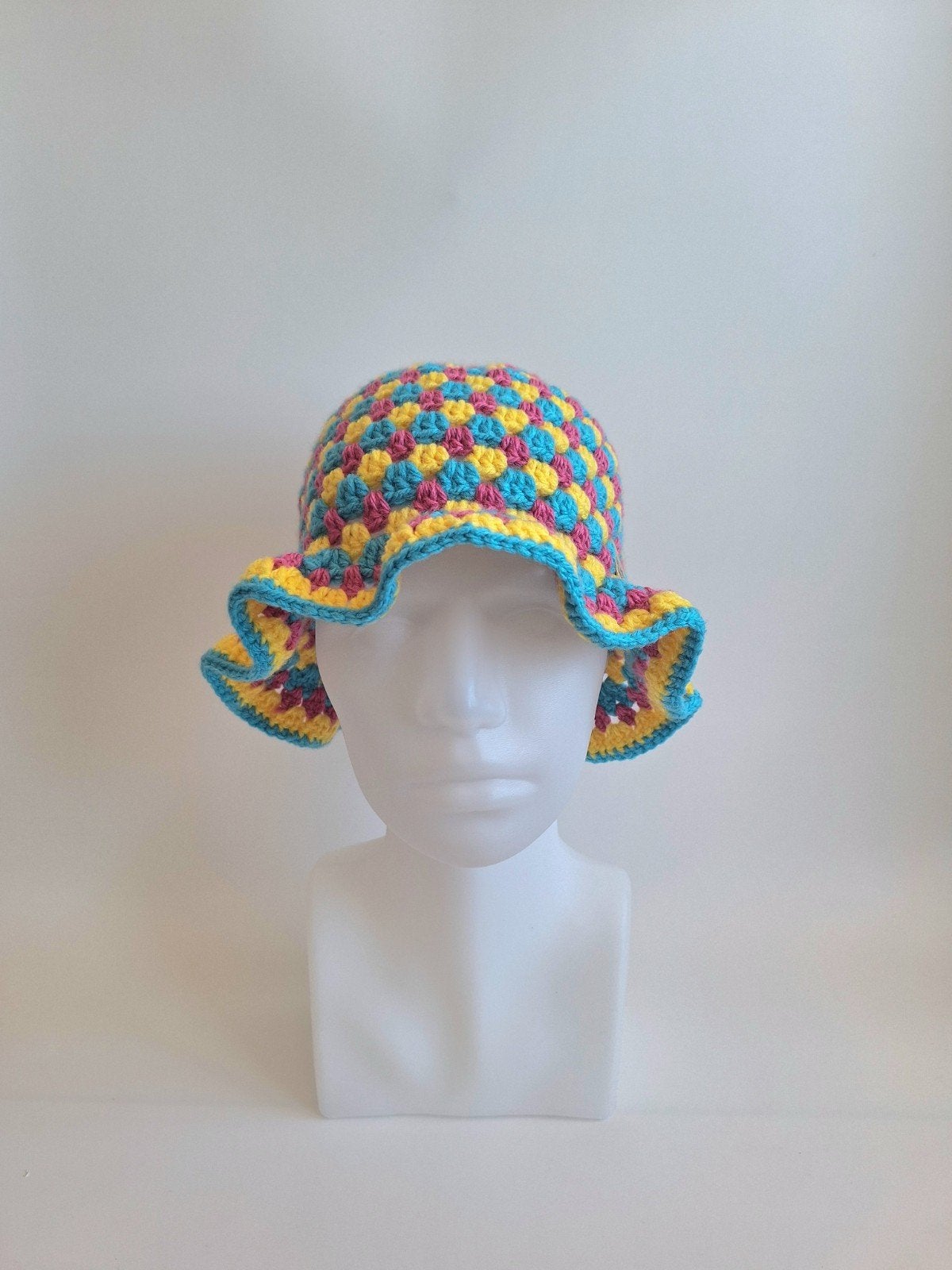 Gehaakte bucket hat/vissershoedje Pride panseksuele vlag, Ophalen of Verzenden, Nieuw, 56 of 57 cm (M, 7 of 7⅛ inch), Hoed