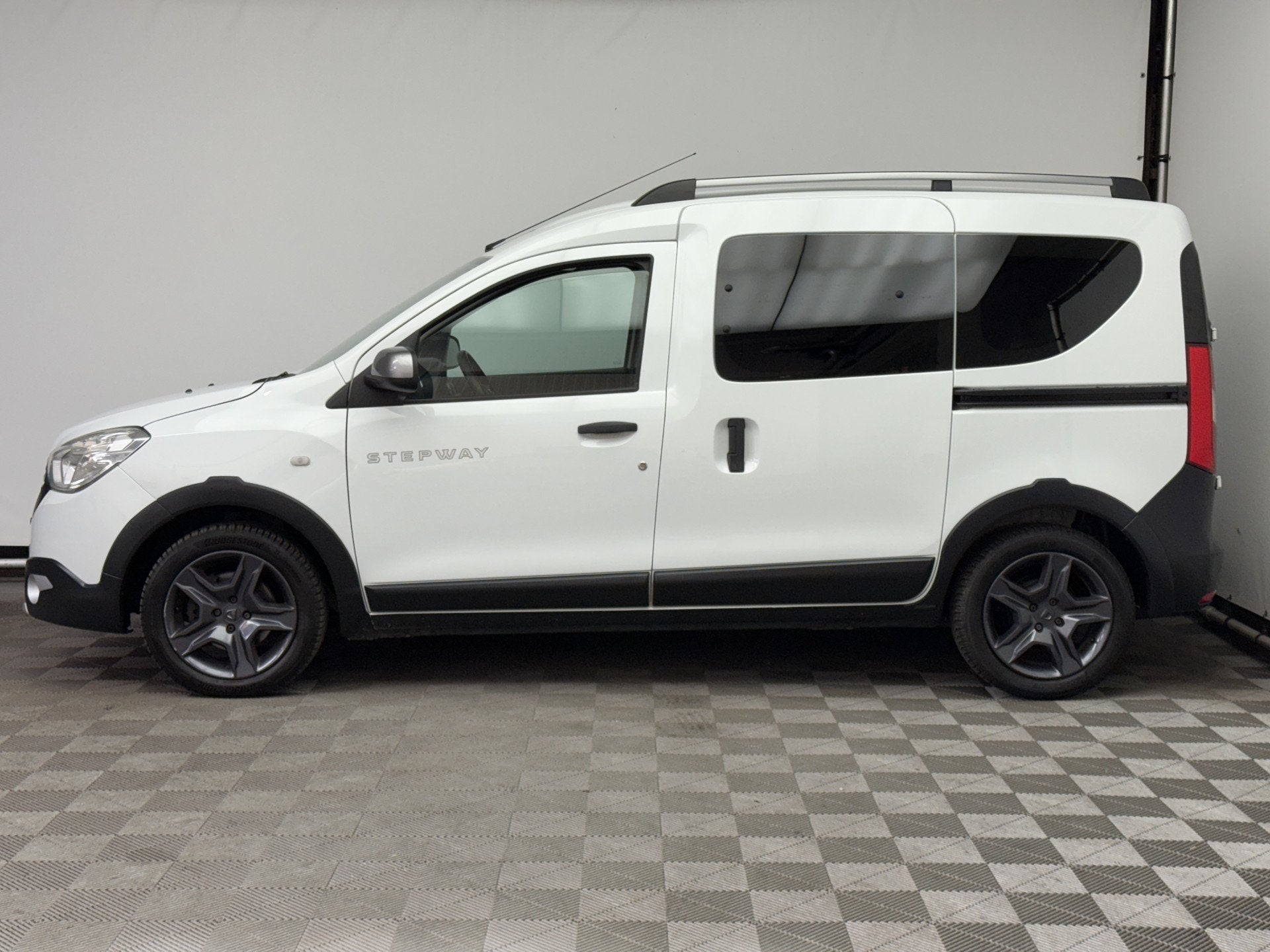 Dacia Dokker Stepway 1.2 TCe S&S Ambiance Navi Airco Trekhaa, Auto's, Voorwielaandrijving, Stof, Gebruikt, 4 cilinders