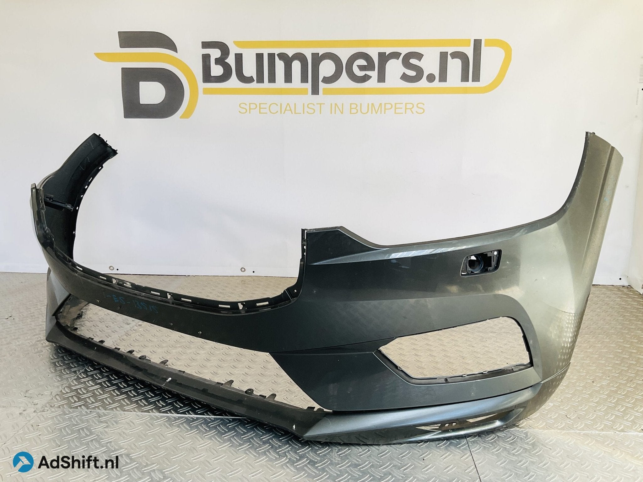 Bumper Volvo XC60 XC-60 2017-2021 31425160 Voorbumper 1-E5-1, Bumper
