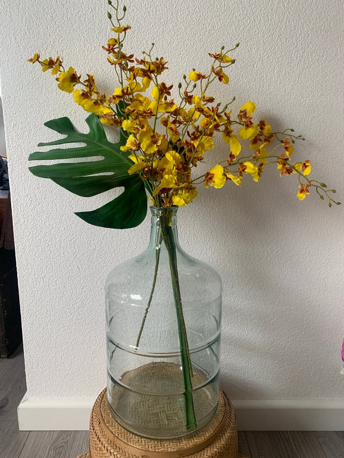 Grote glazen vaas met bloemen en blad, Transparant, Inclusief decoratie, Ophalen of Verzenden, Glas