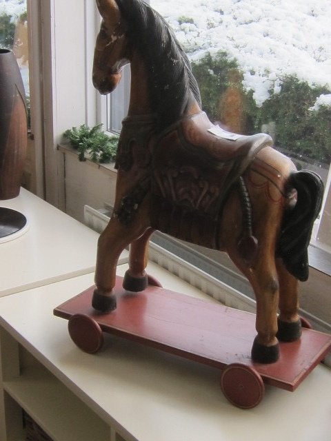 Houten beschilderd paard op wielen. Hoog ci 80 cm. C, Antiek en Kunst, Curiosa en Brocante, Ophalen