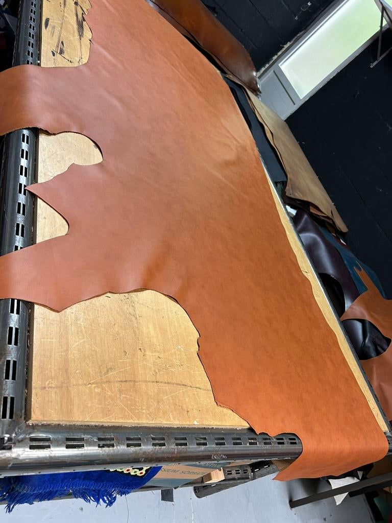 Cognac kleur halve huid 1.3 mm dikte iets stug en glad A296, Hobby en Vrije tijd, Stoffen en Lappen, Bruin, Leer of Kunstleer
