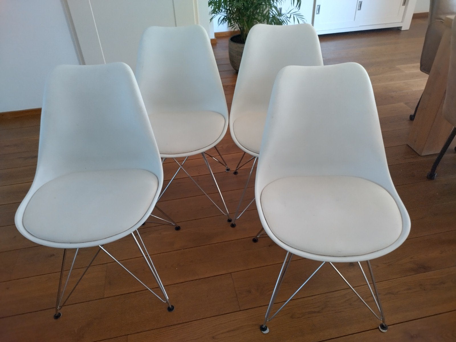 Set van 4 witte Eames stijl stoelen met zitkussen, Ophalen, Gebruikt, Wit, Vier