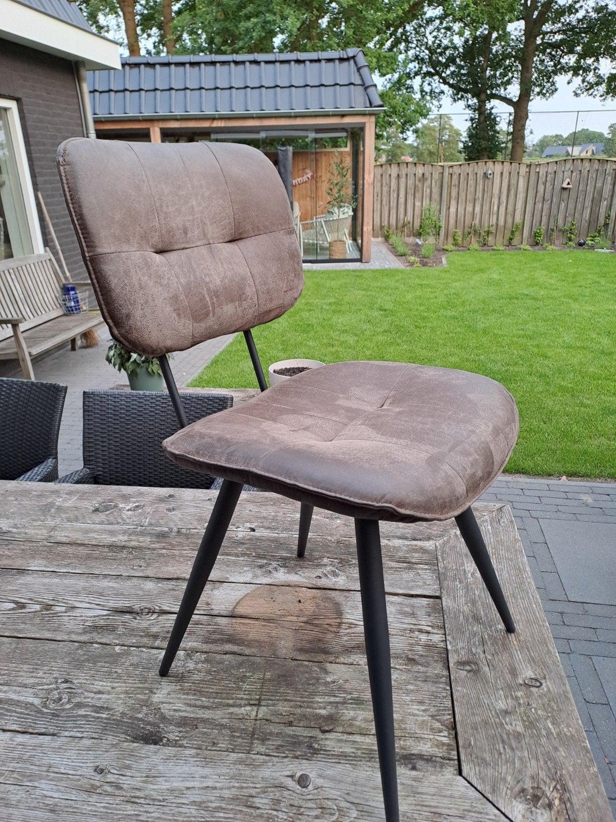 Moderne bruine suede eetkamerstoelen 2 stuks, Ophalen, Gebruikt, Twee, Leer