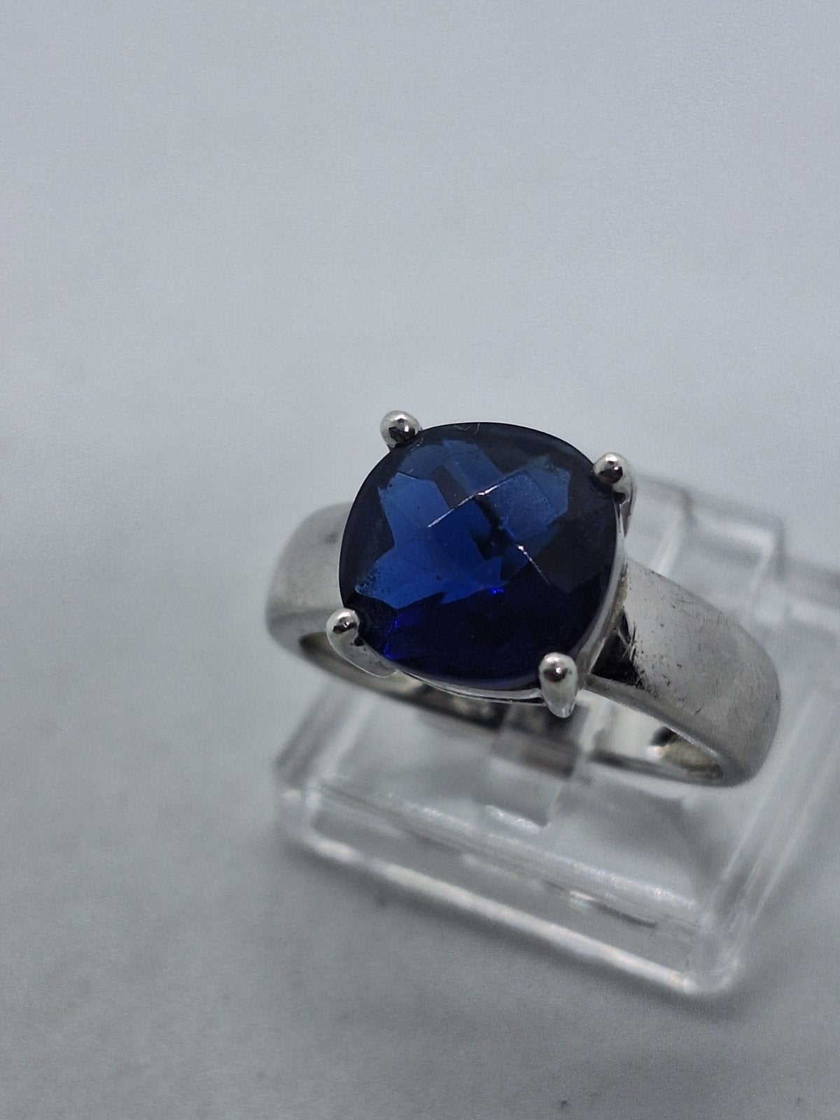Zilveren ring met blauwe Saffier edelsteen, maat 17.5, Gebruikt, Blauw, Ophalen of Verzenden, 17 tot 18