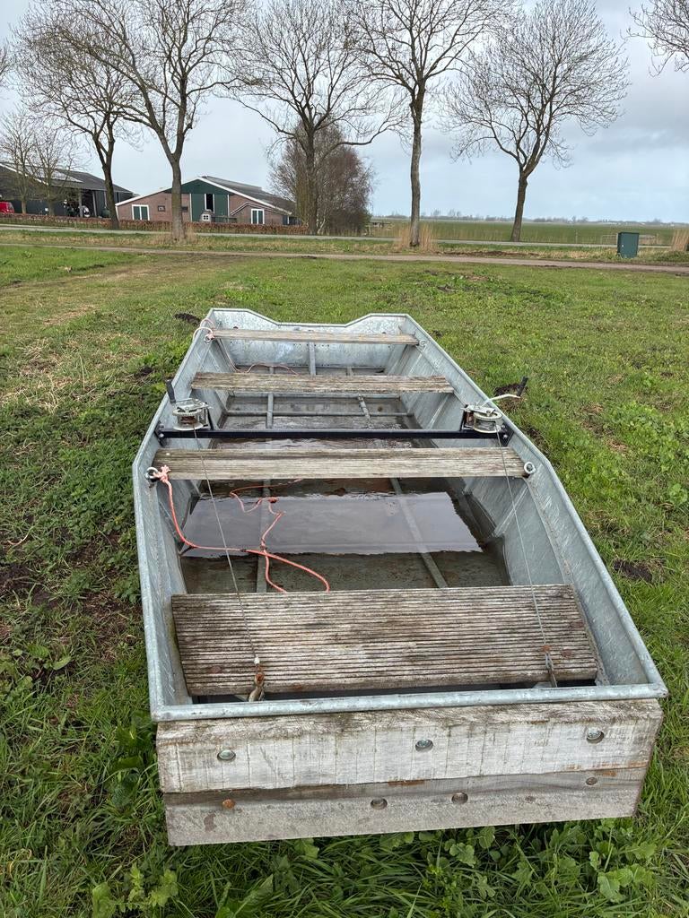 Een mooie nette gegalvaniseerd platbodem., Watersport en Boten, Platbodems, Ophalen of Verzenden, Gebruikt, Aluminium, Benzine