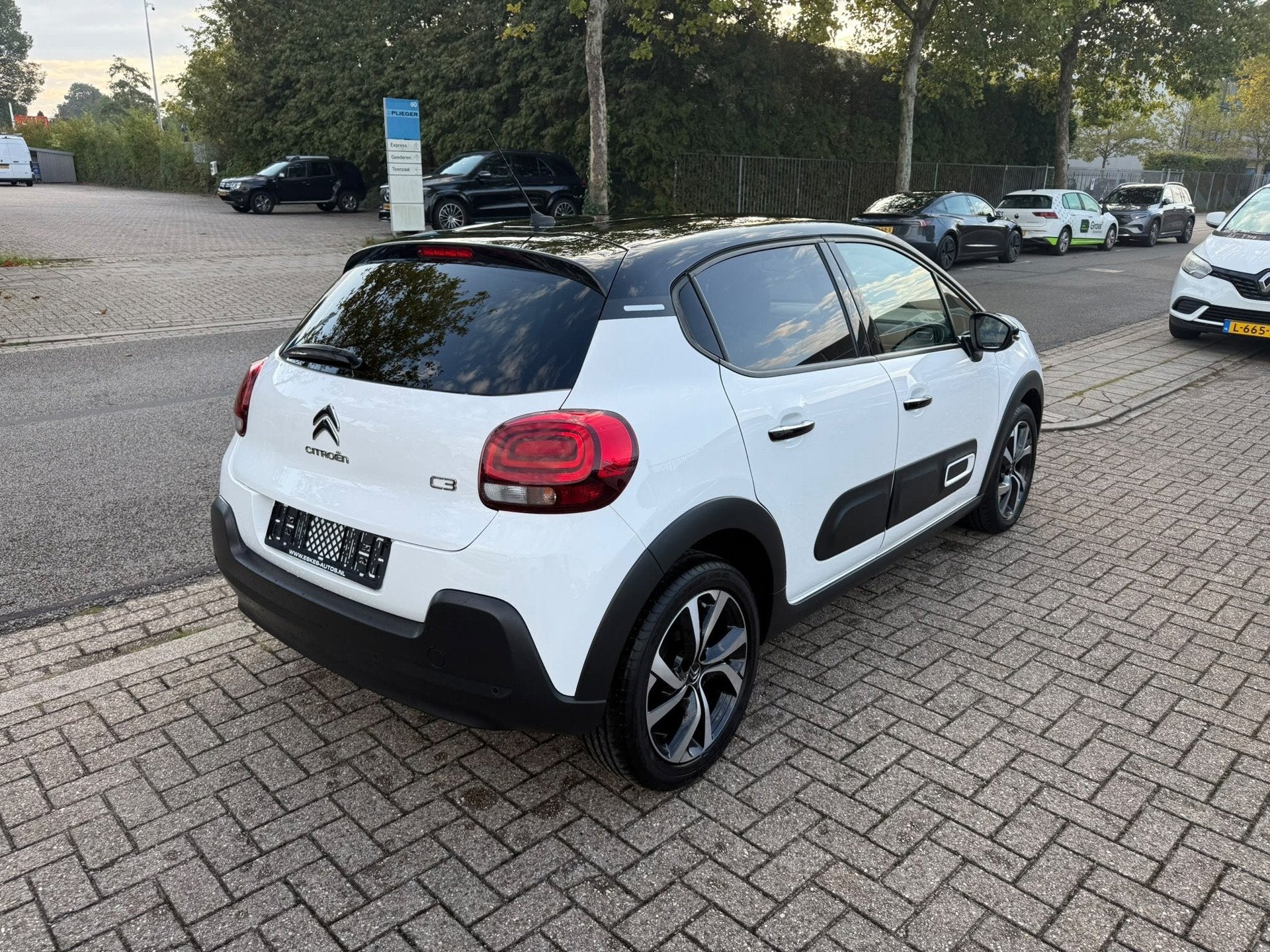 Citroen C3 1.2 PureTech Shine,Navi, Camera, Airco Dealer aut, Auto's, Voorwielaandrijving, 450 kg, Gebruikt, 1199 cc